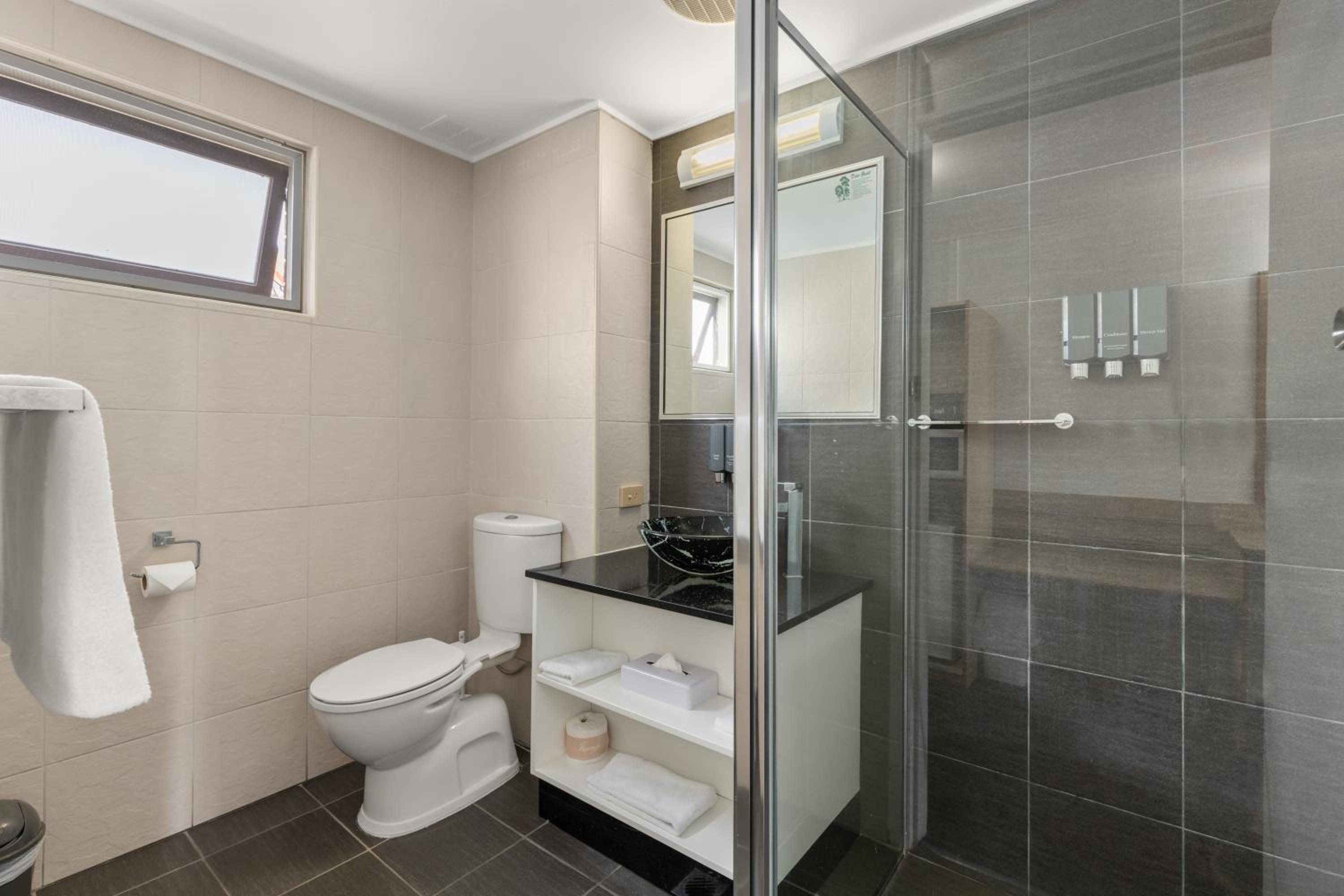 Executive Queen Room - Not Pet Friendly - Photo 4