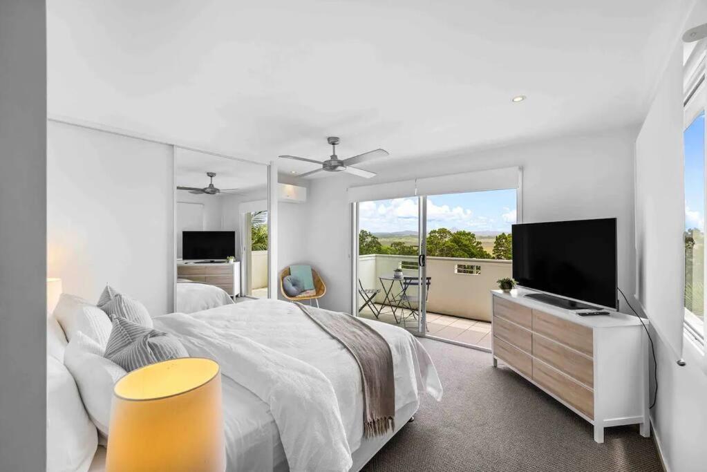 Six-Bedroom House photo 1