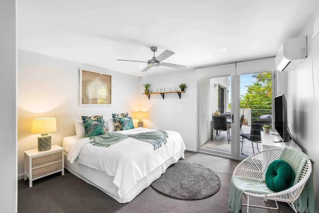 Six-Bedroom House photo 2
