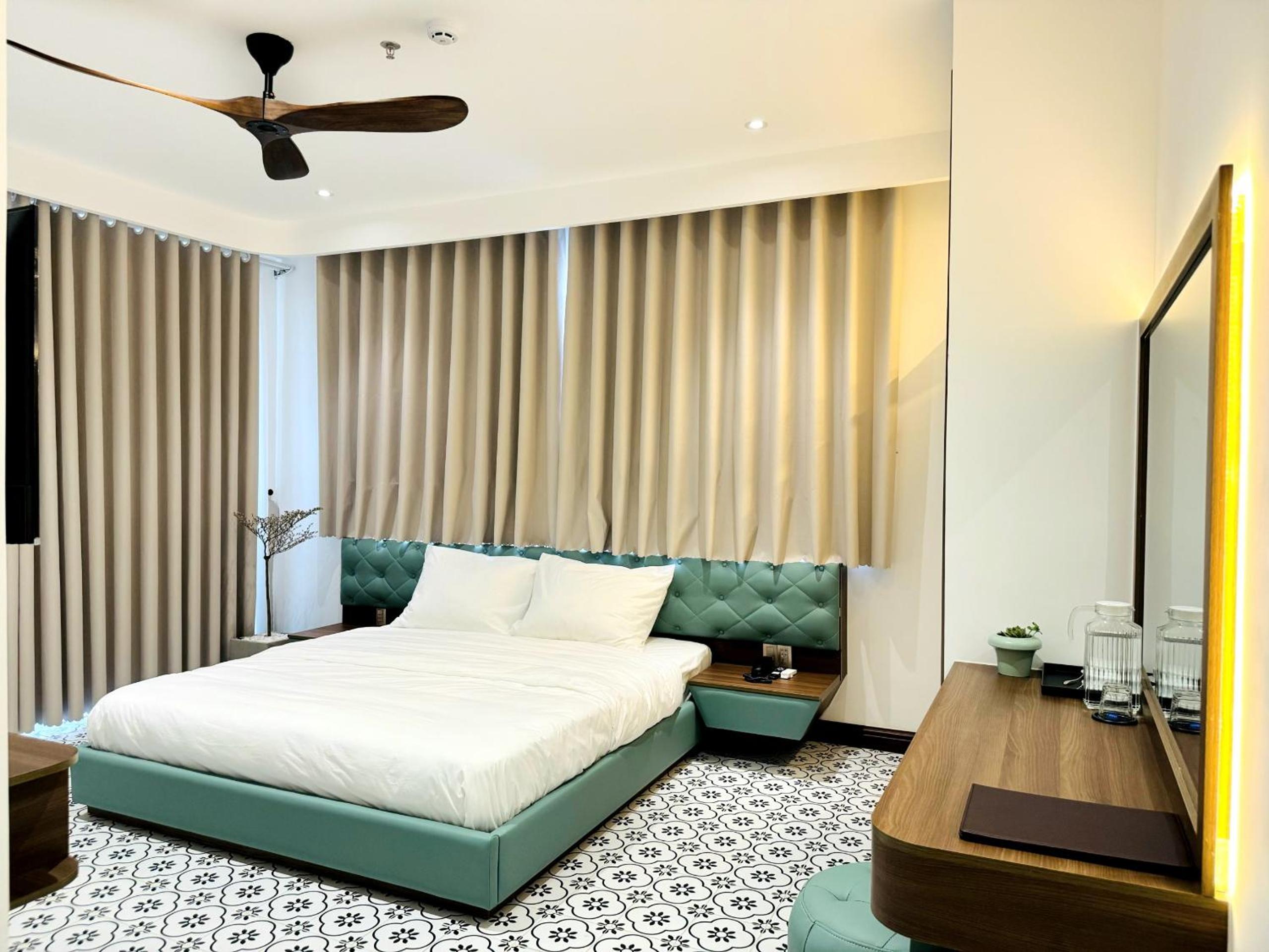 Deluxe Double Room with Balcony - Photo 2