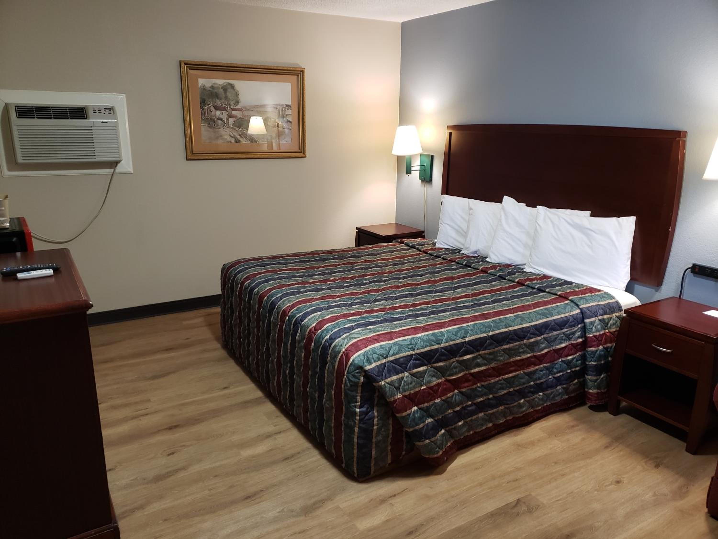 Deluxe King Room - Non-Smoking - Photo 1