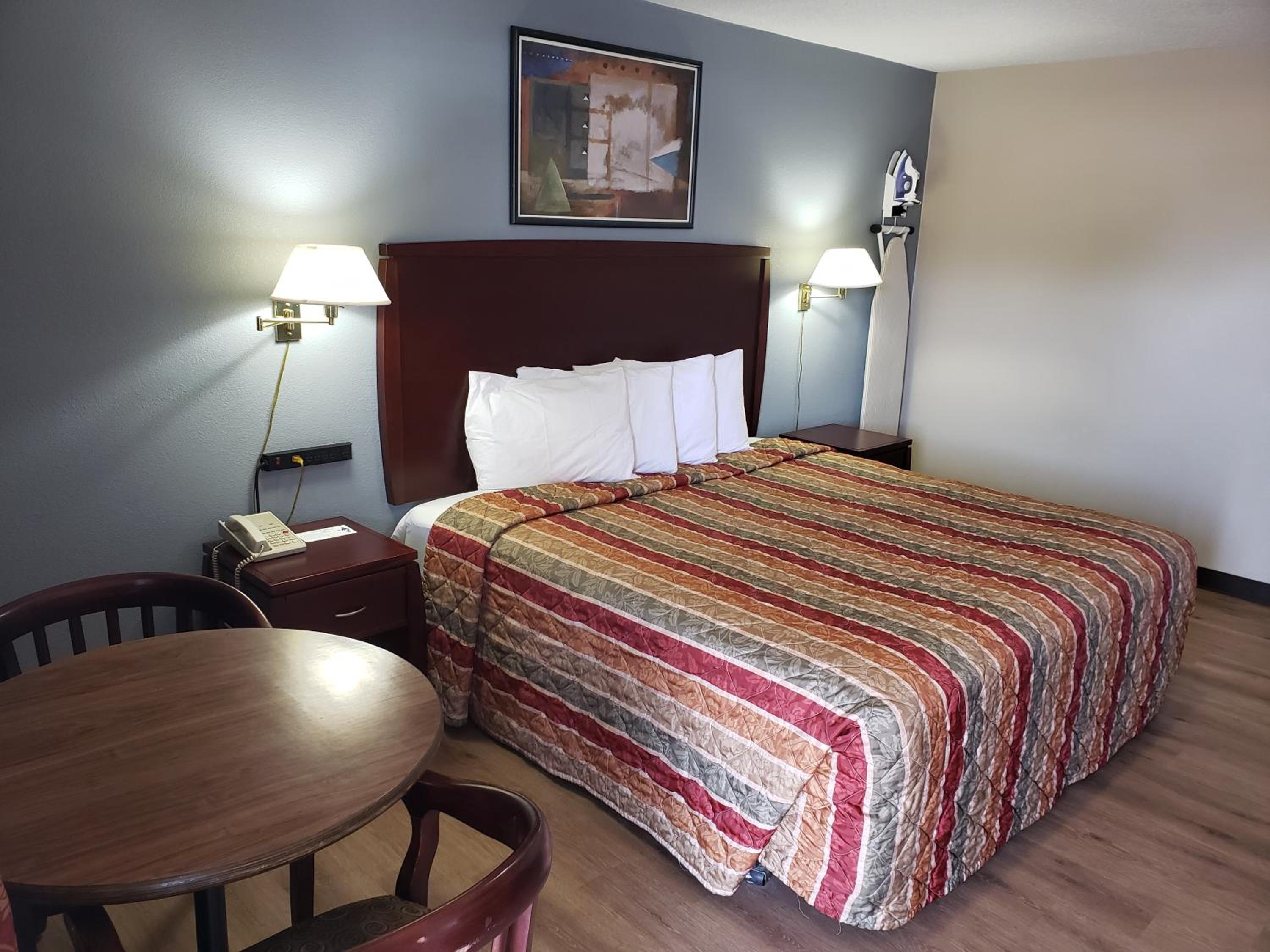 Deluxe King Room - Non-Smoking - Photo 4