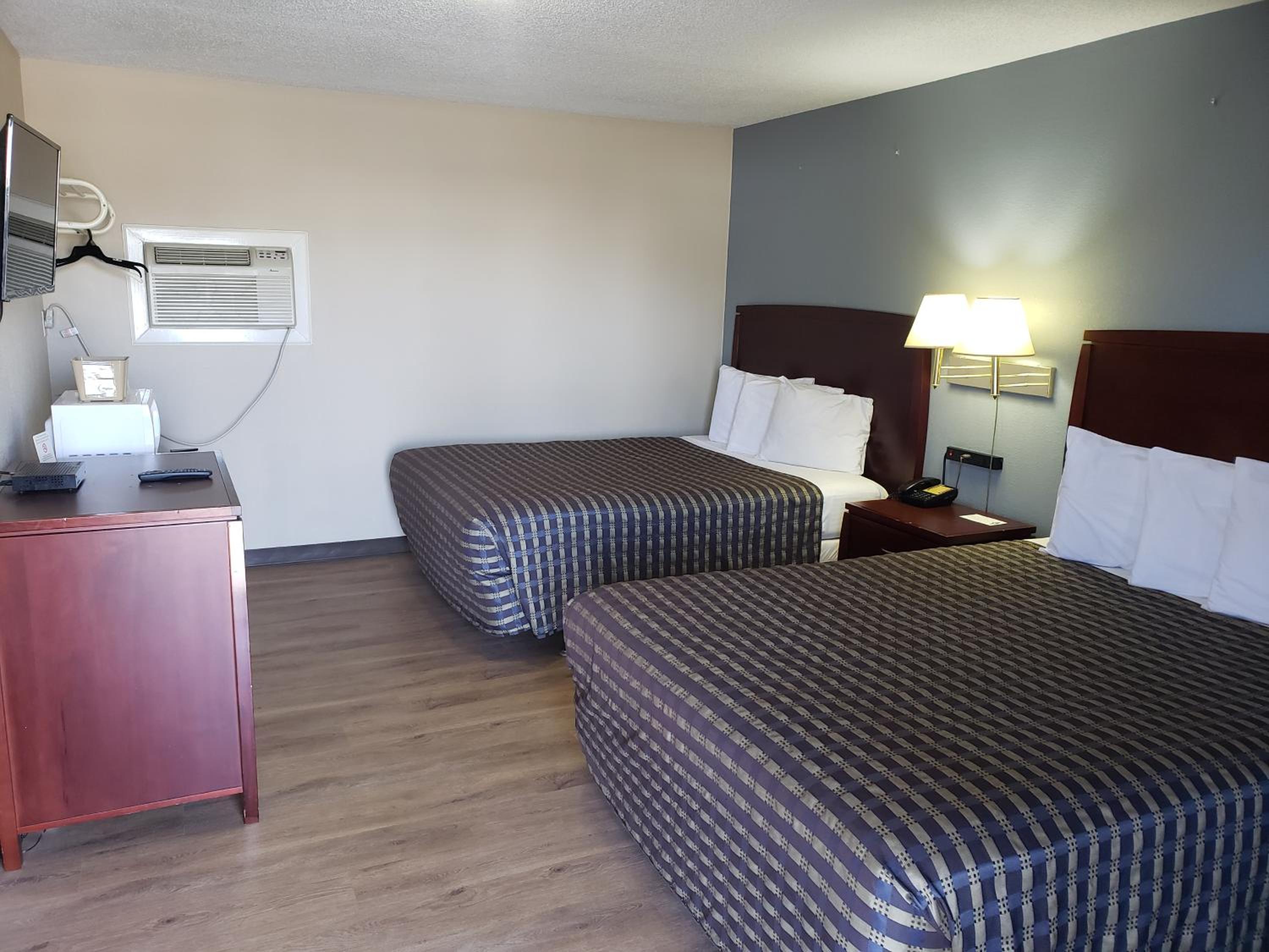 Queen Room with Two Queen Beds - Non-Smoking - Photo 6