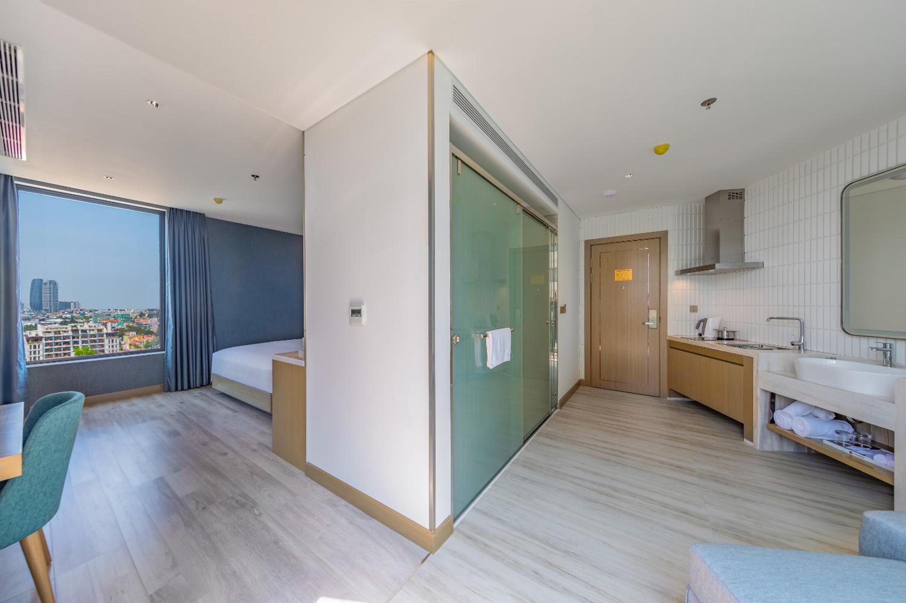 Studio King Room Partial Sea View with Balcony - Photo 2