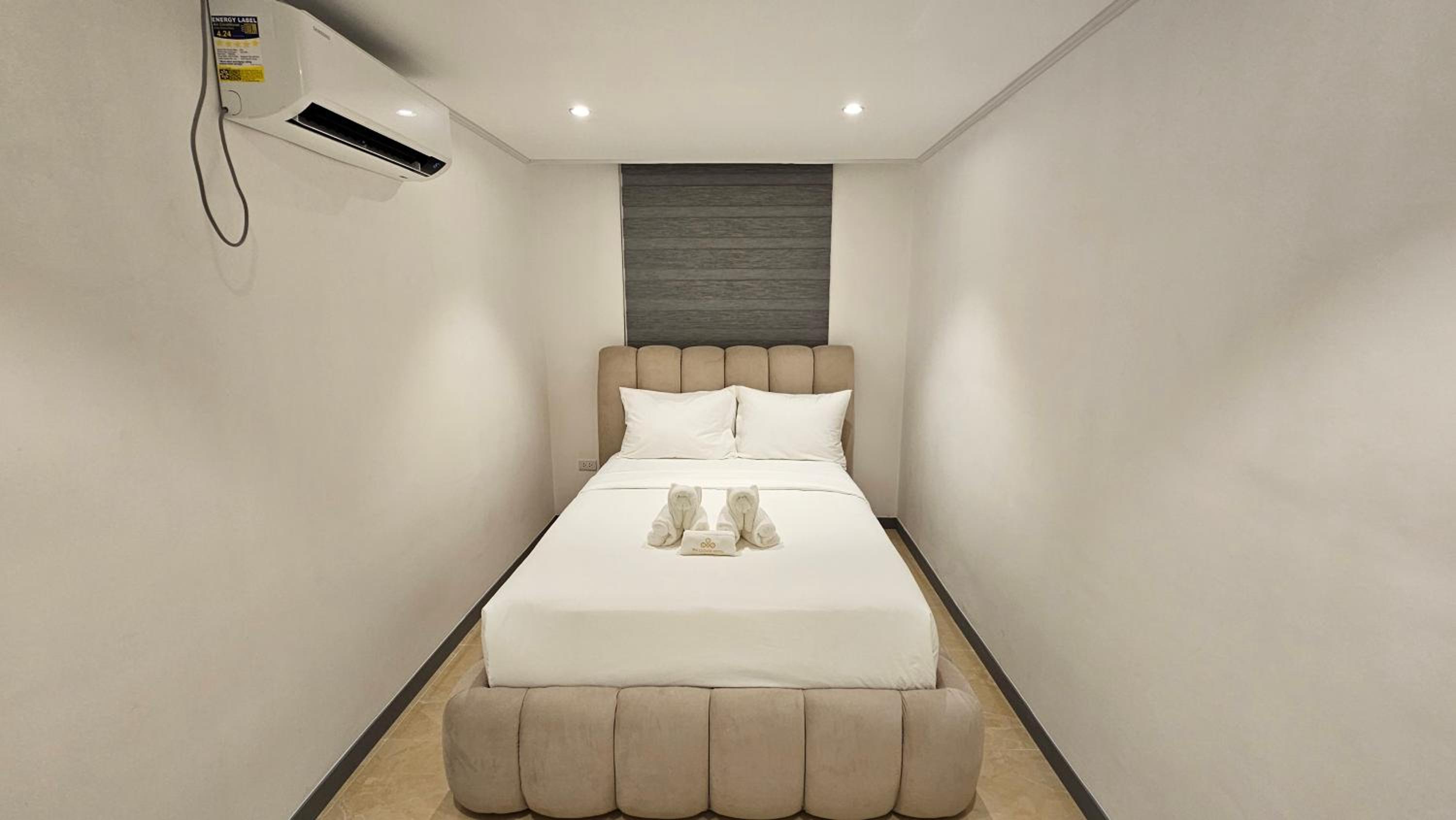 Executive Suite - Photo 10
