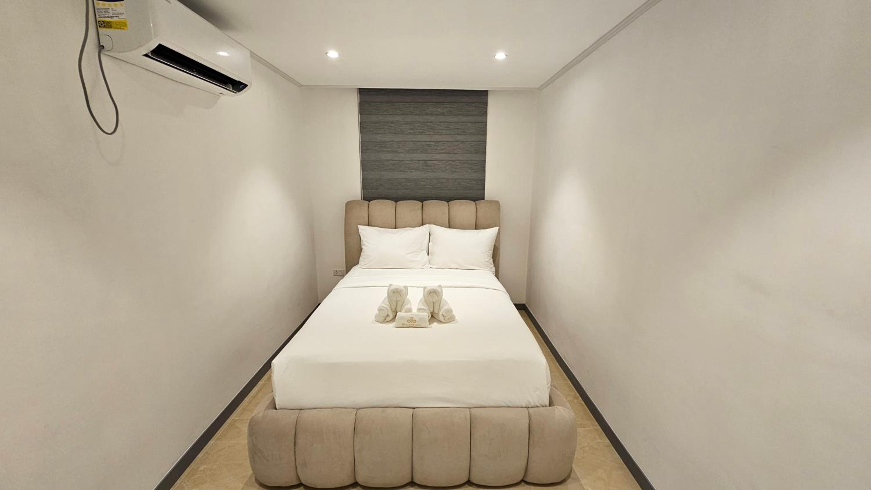 Executive Suite - Photo 21