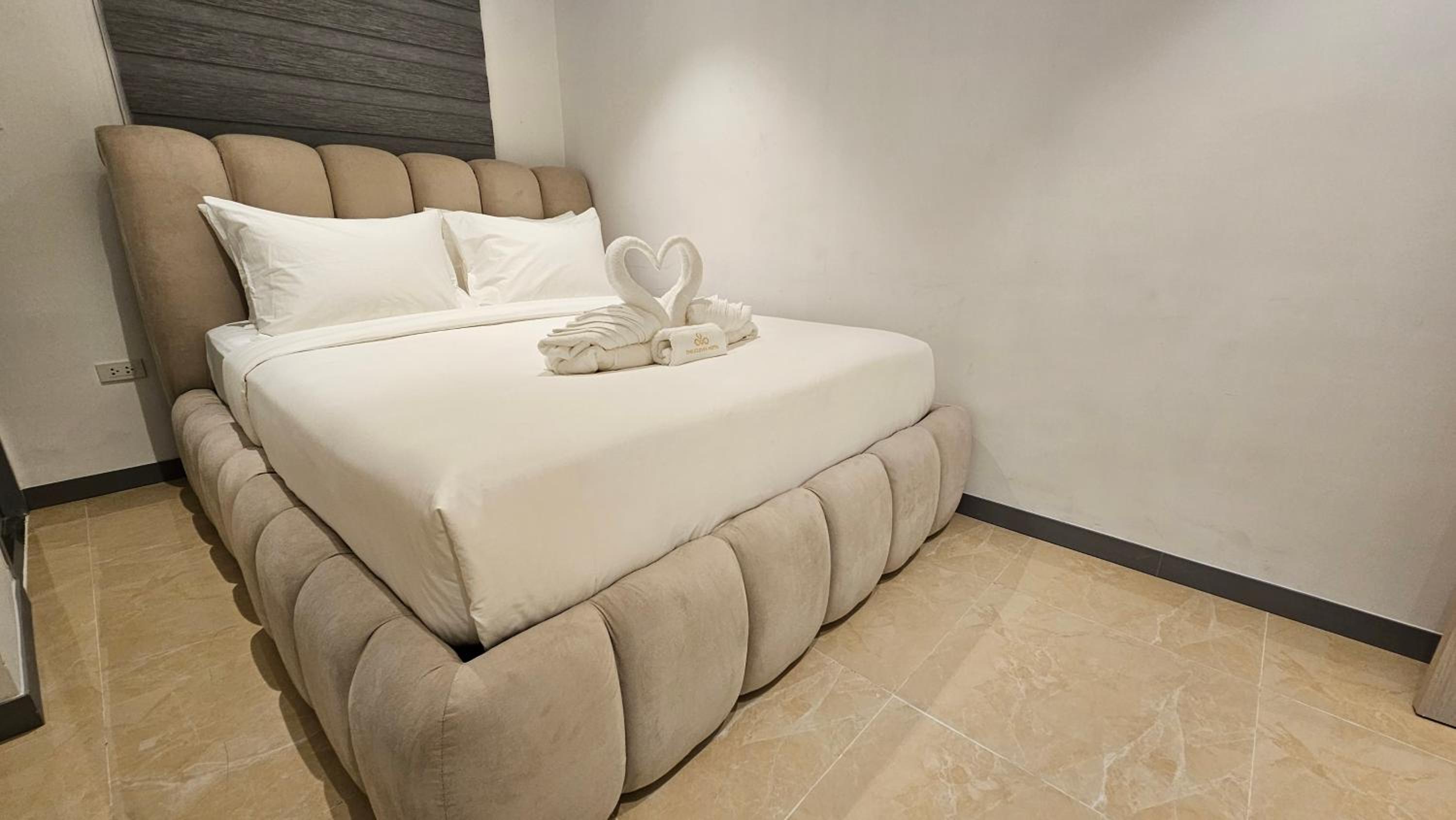 Executive Suite - Photo 9