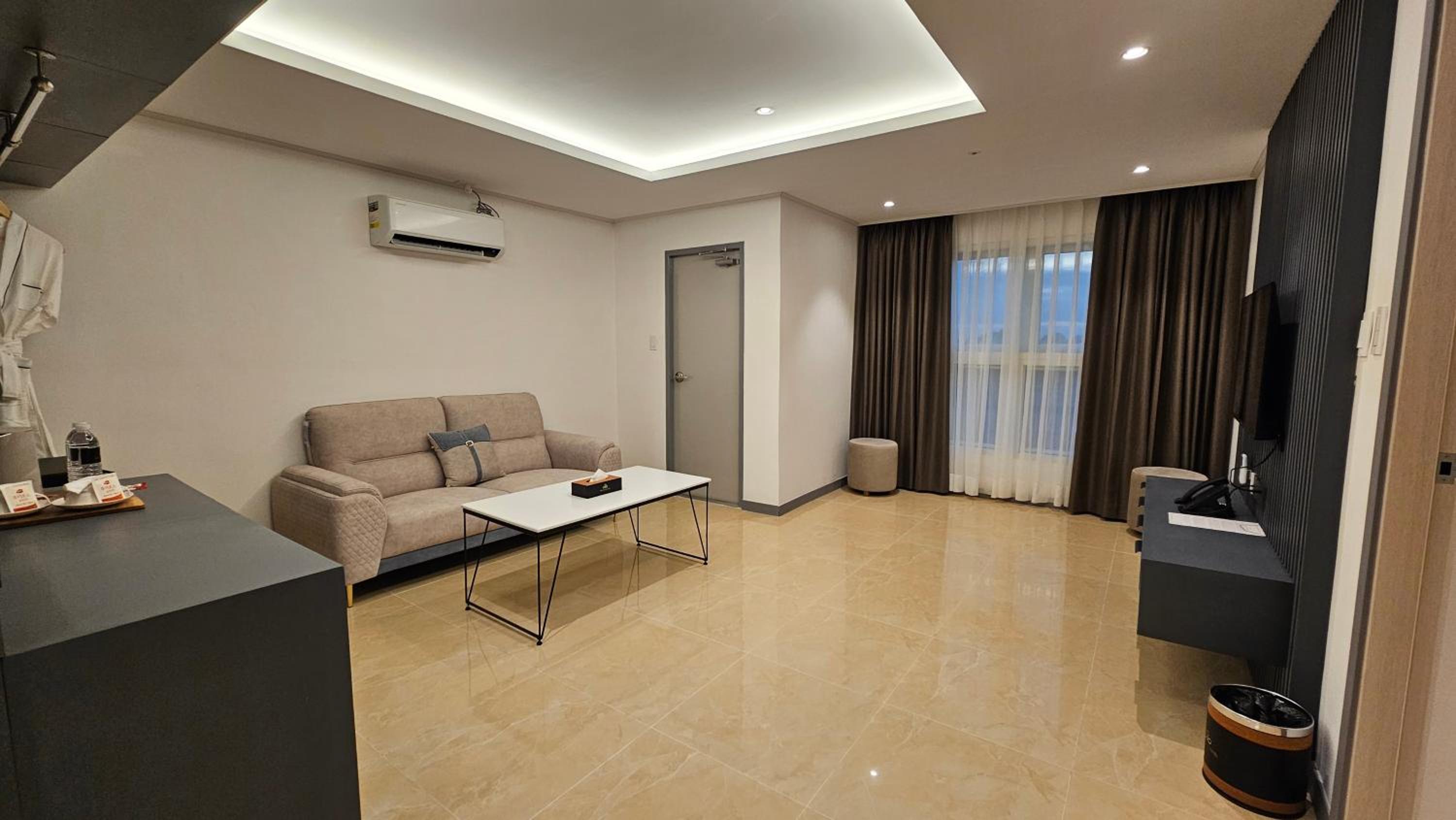 Executive Suite - Photo 18