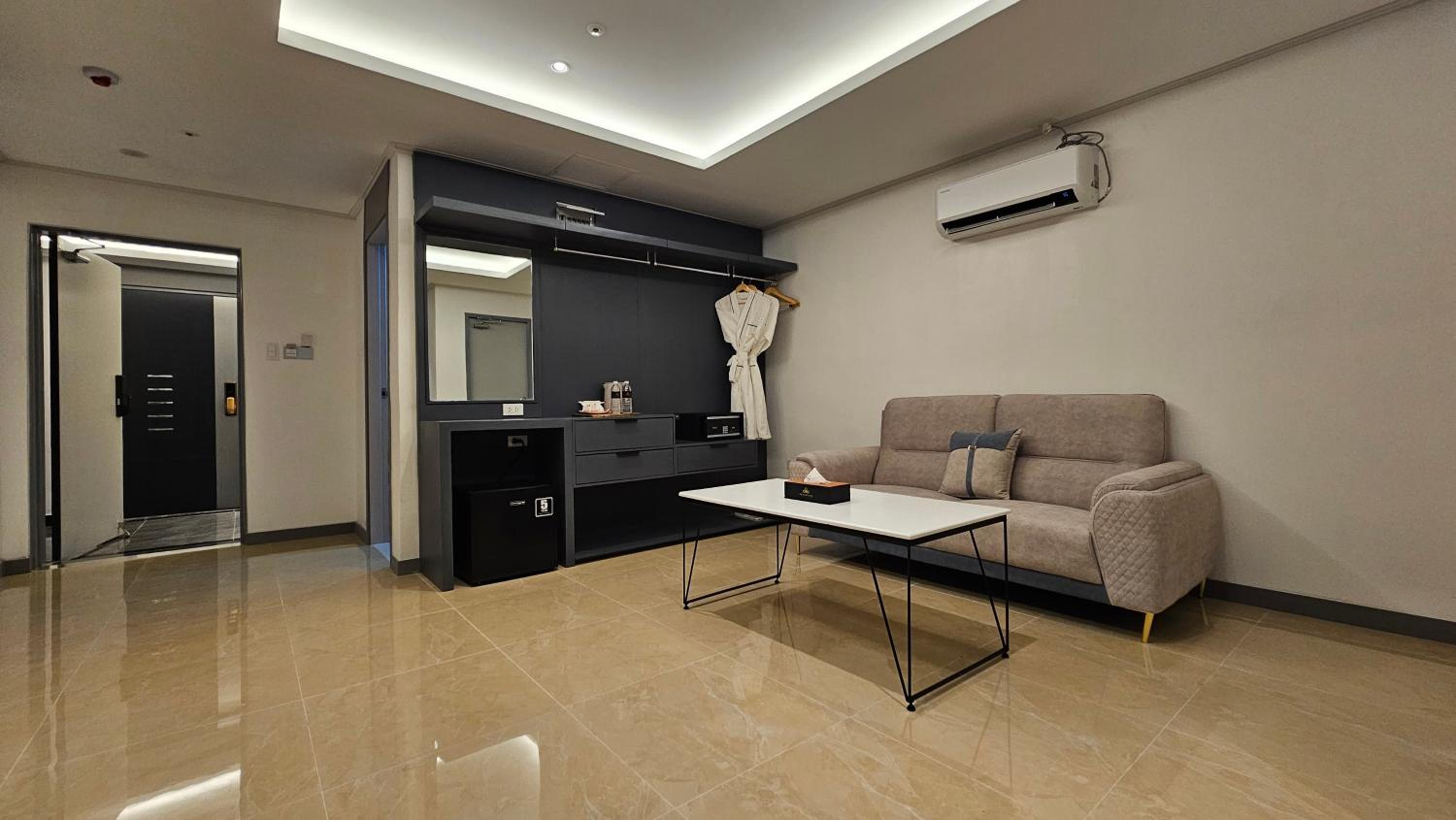 Executive Suite - Photo 19