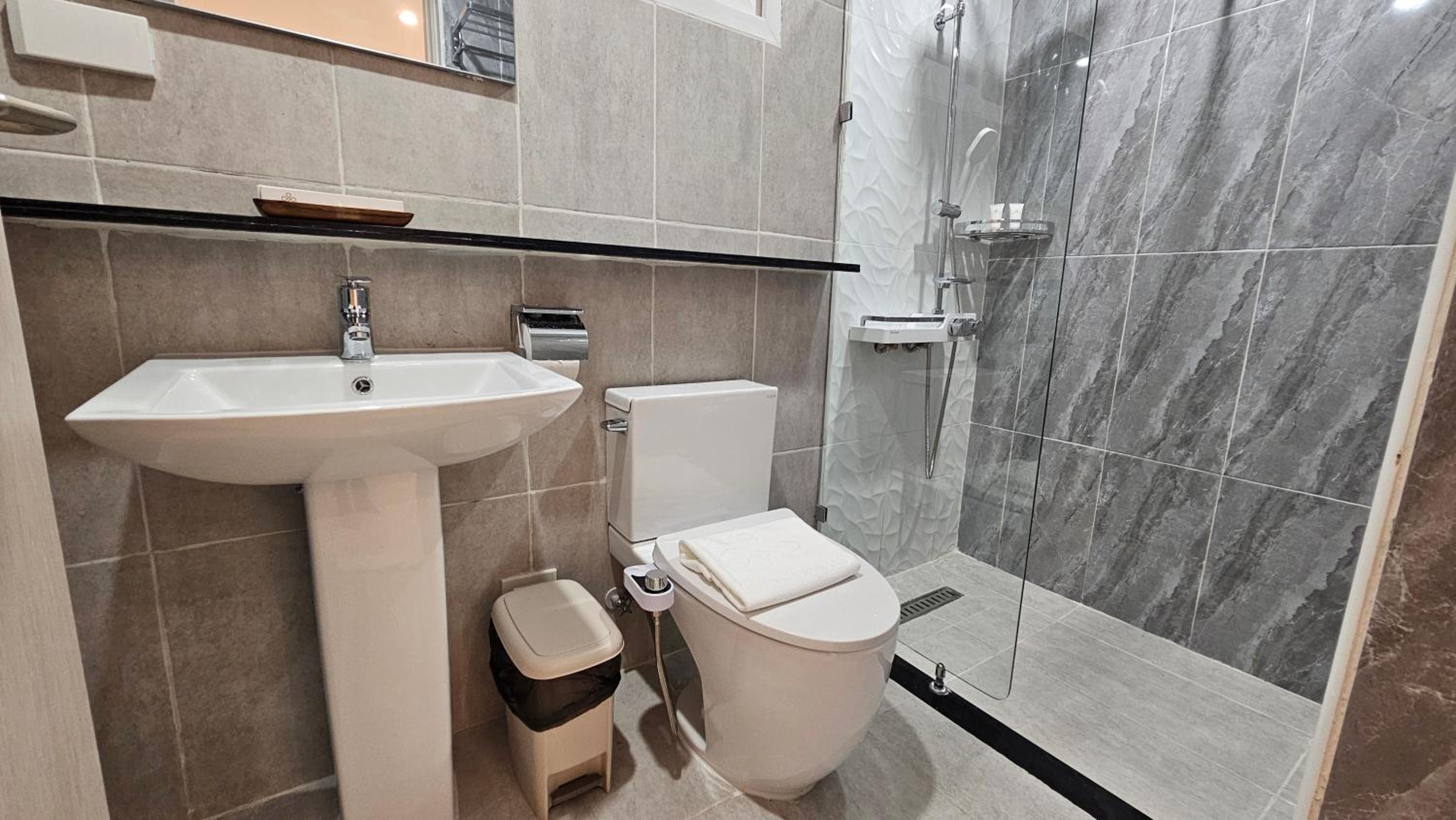 Executive Suite - Photo 17