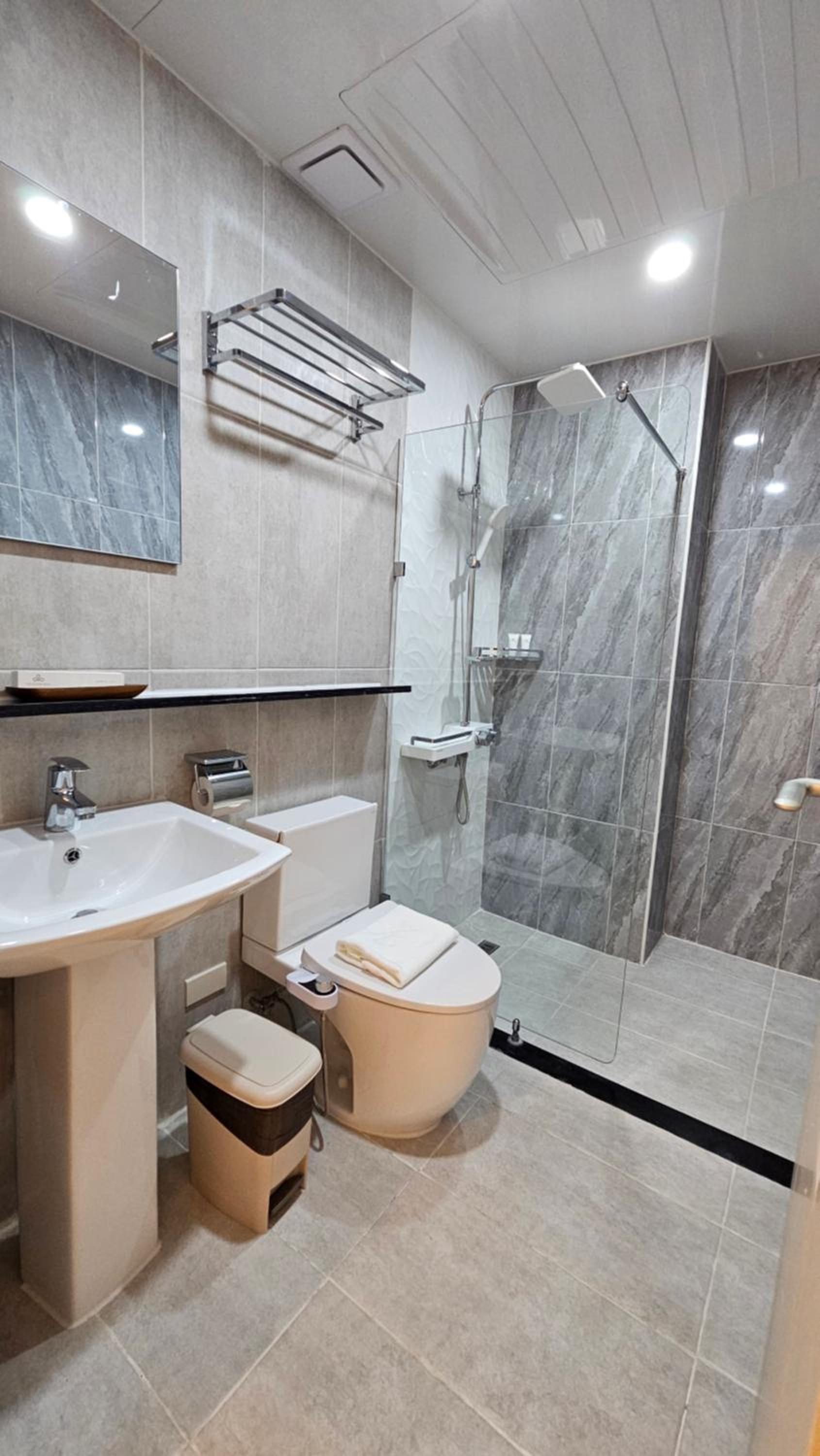 Executive Suite - Photo 16