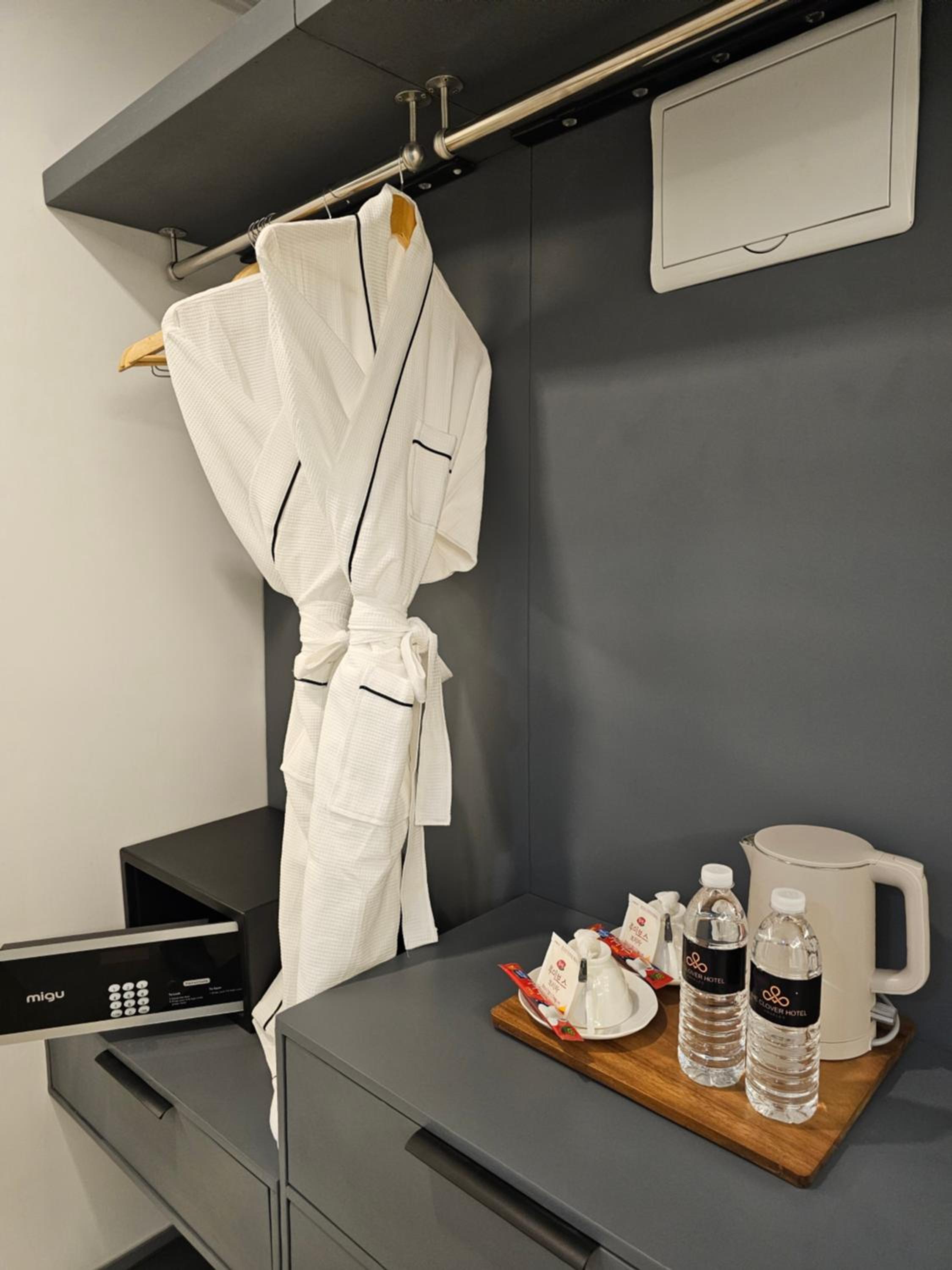 Deluxe King Room - Photo 6