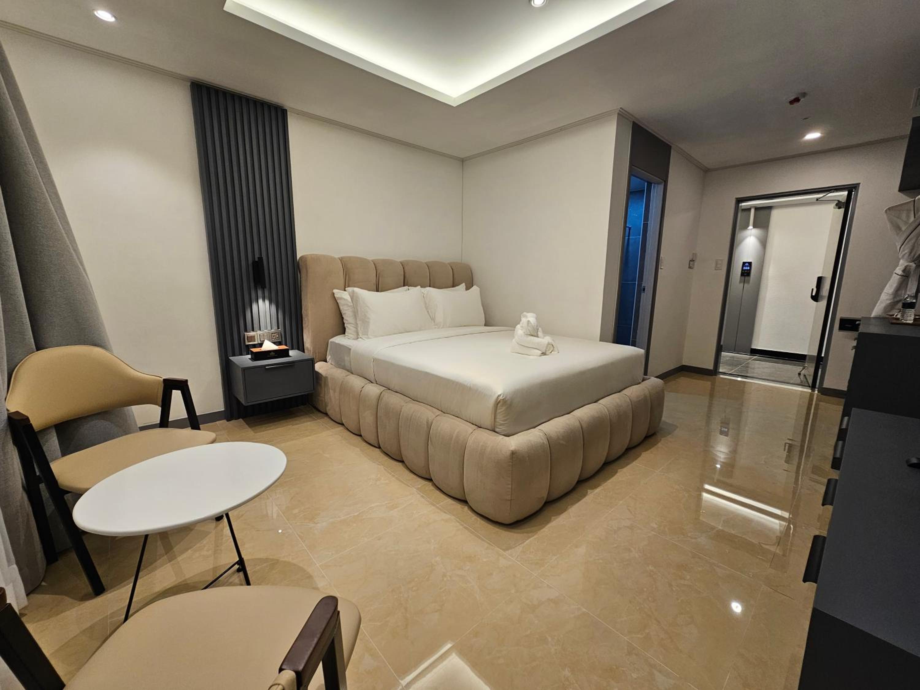 Deluxe King Room - Photo 7