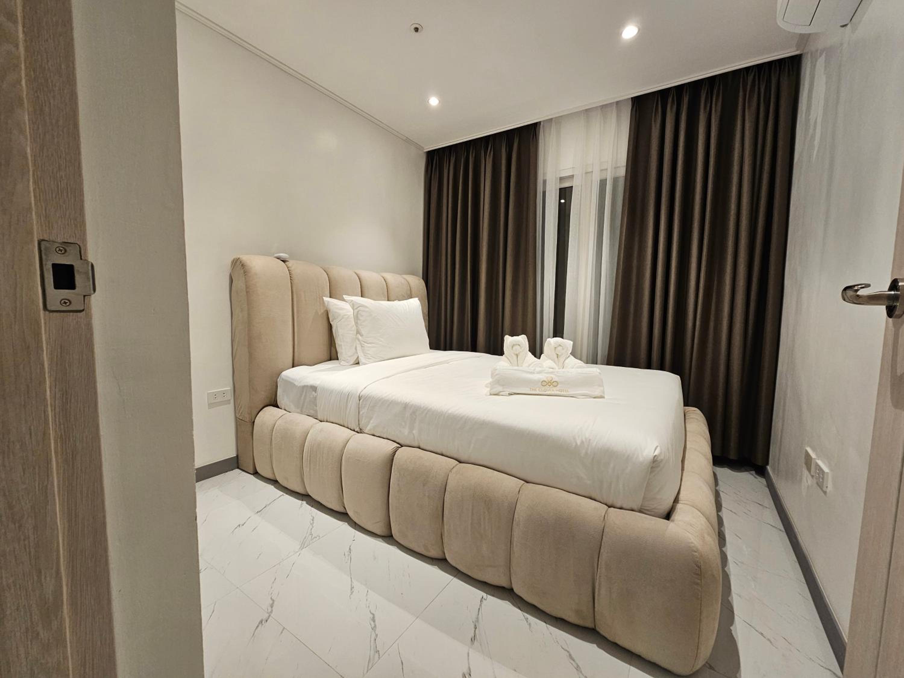 Executive Suite - Photo 14