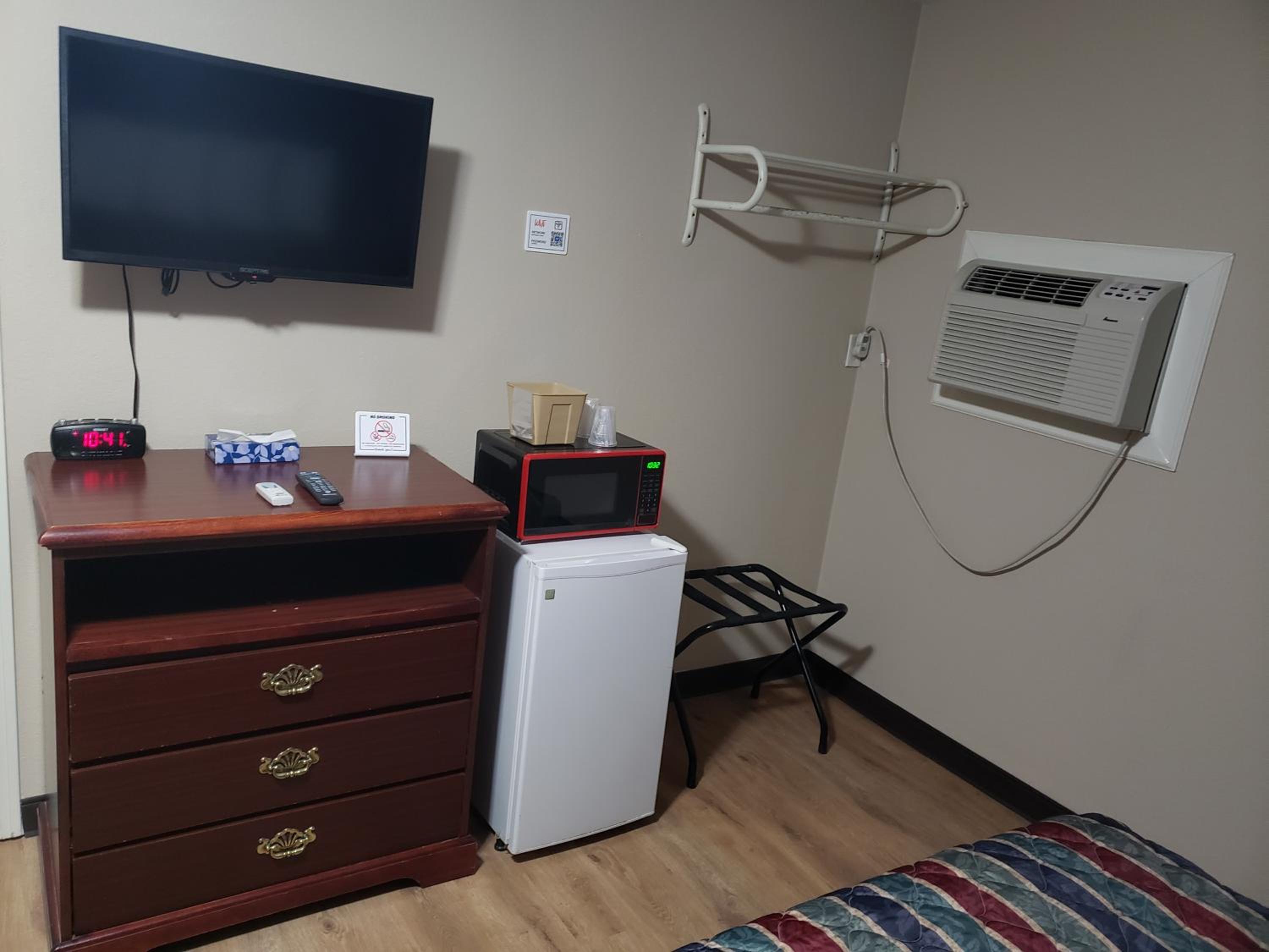 Queen Room with Two Queen Beds - Non-Smoking - Photo 7