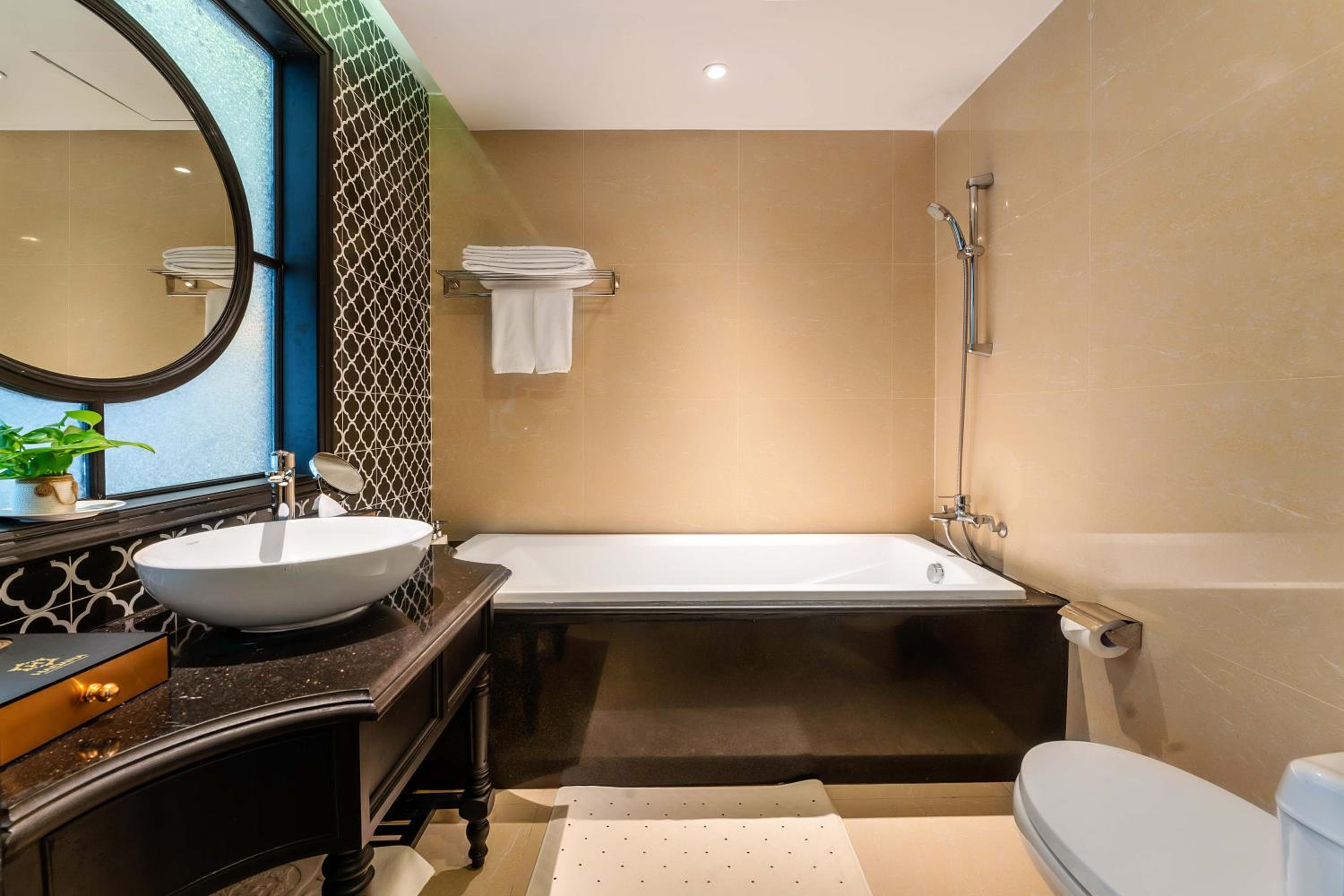 Senior Twin Room with Balcony and Pool View photo 2