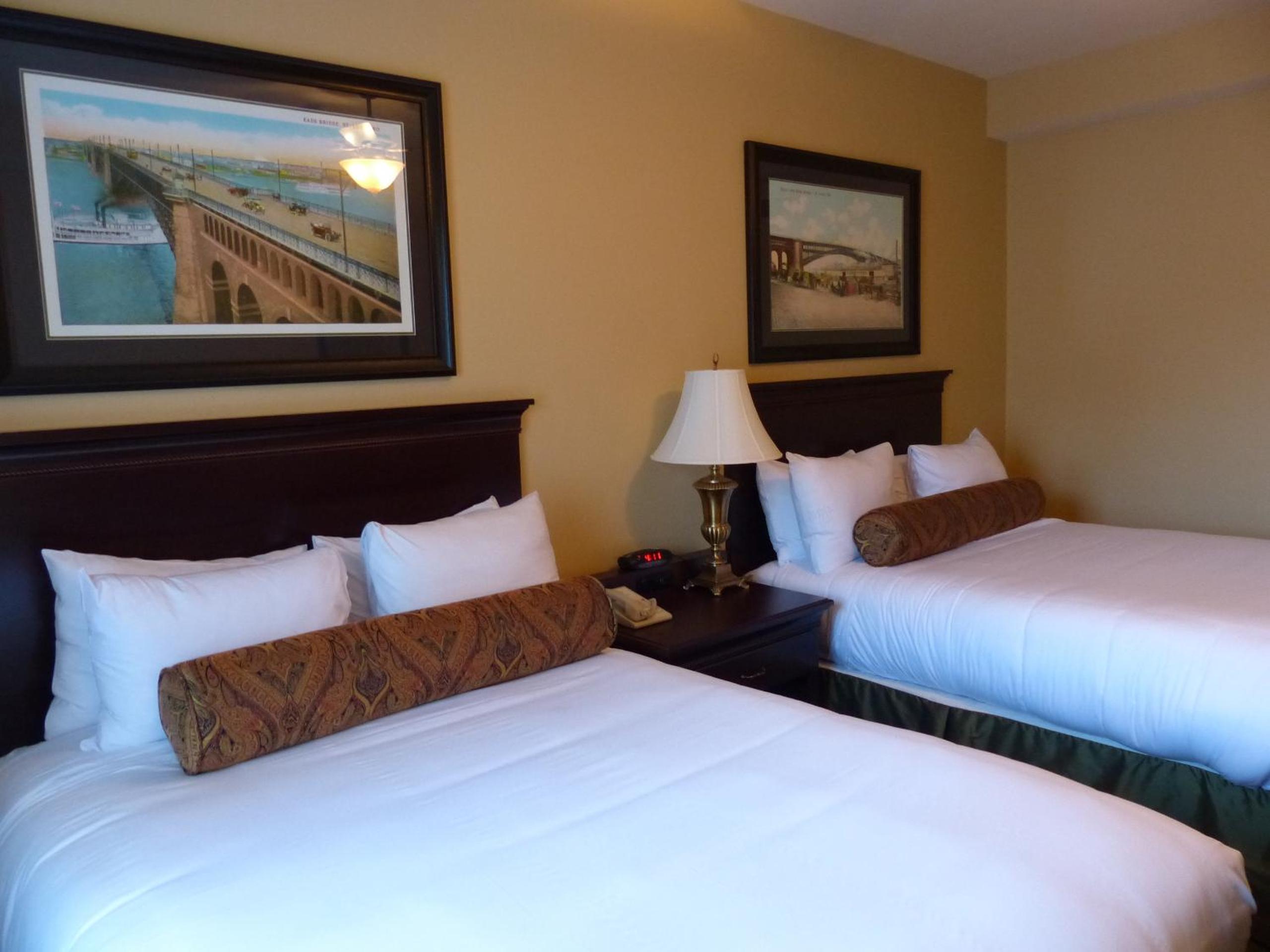Deluxe Queen Room with Two Queen Beds - Non-Smoking photo 3