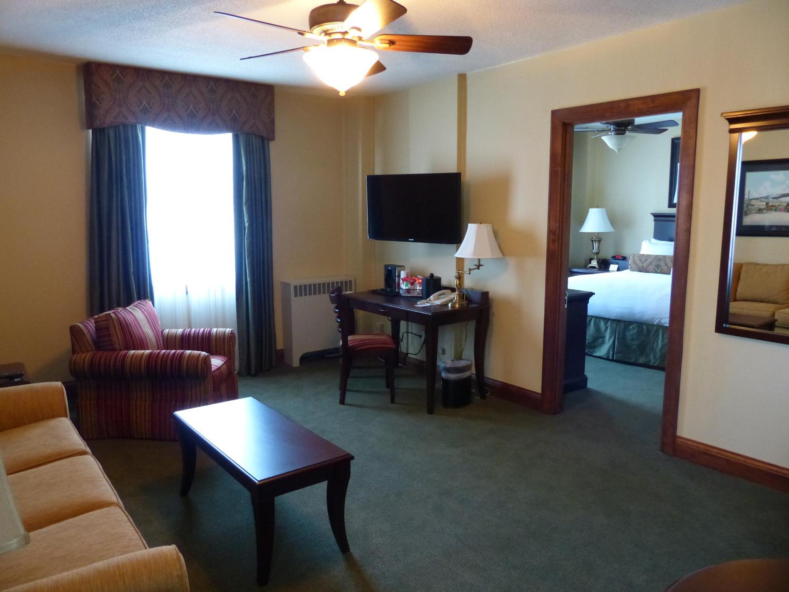 Deluxe Queen Suite with Sofa Bed - Non-Smoking photo 1