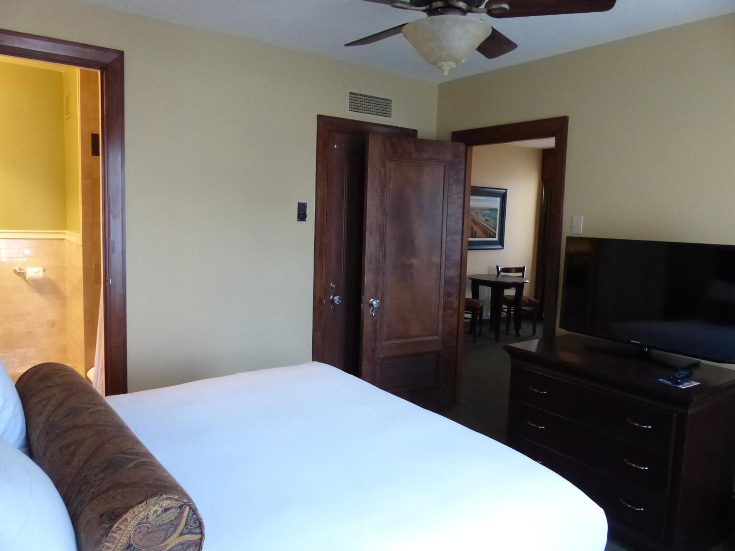 Deluxe Queen Suite with Sofa Bed - Non-Smoking photo 3