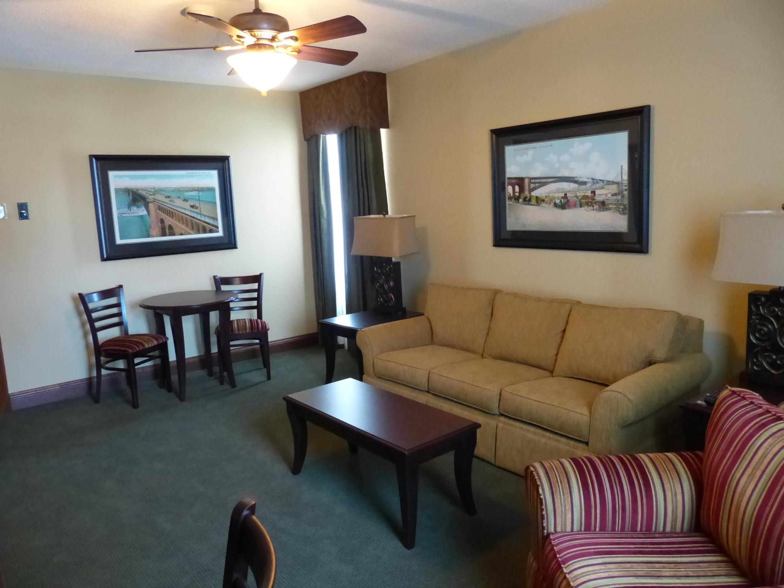 Deluxe Queen Suite with Sofa Bed - Non-Smoking photo 2
