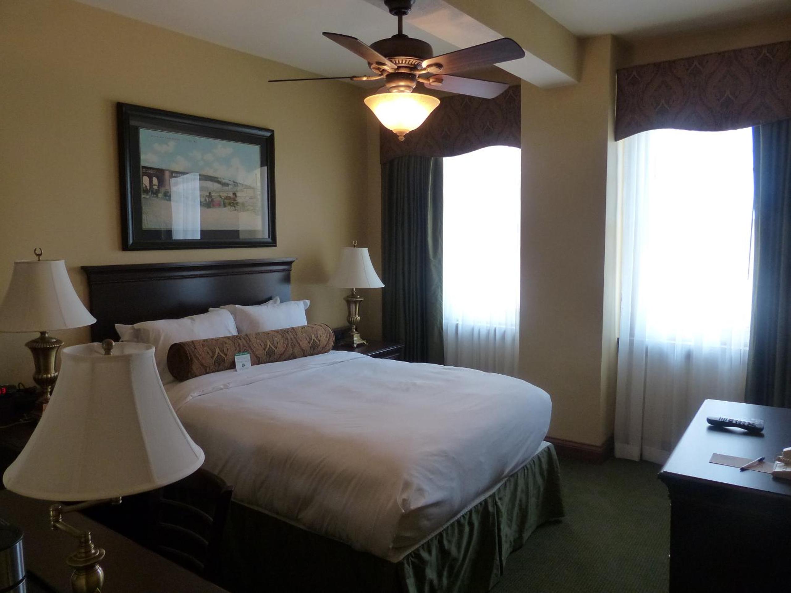 Deluxe Queen Room - Non-Smoking photo 1