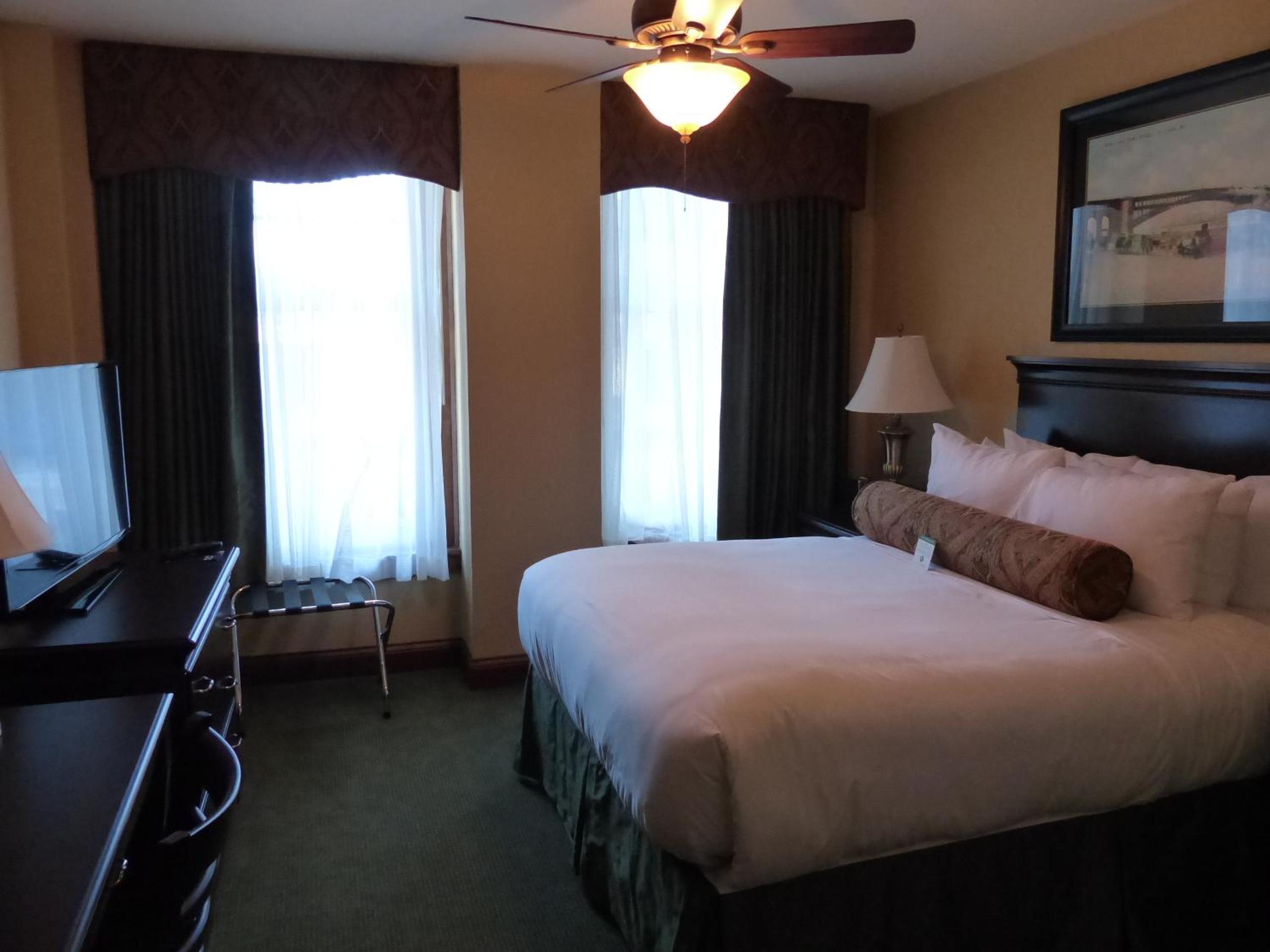 Deluxe Queen Room - Non-Smoking photo 3