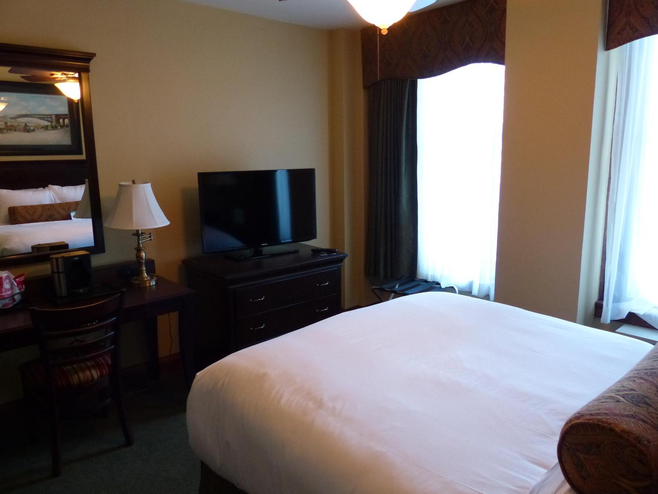 Deluxe Queen Room - Non-Smoking photo 2