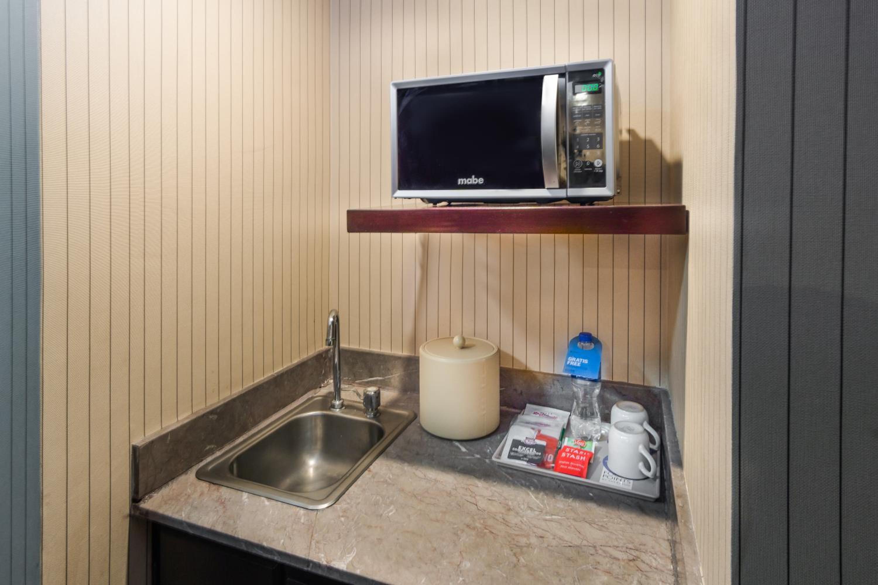 Suite with living area, 1 Bedroom 2 room Suite, 1 King - Photo 3