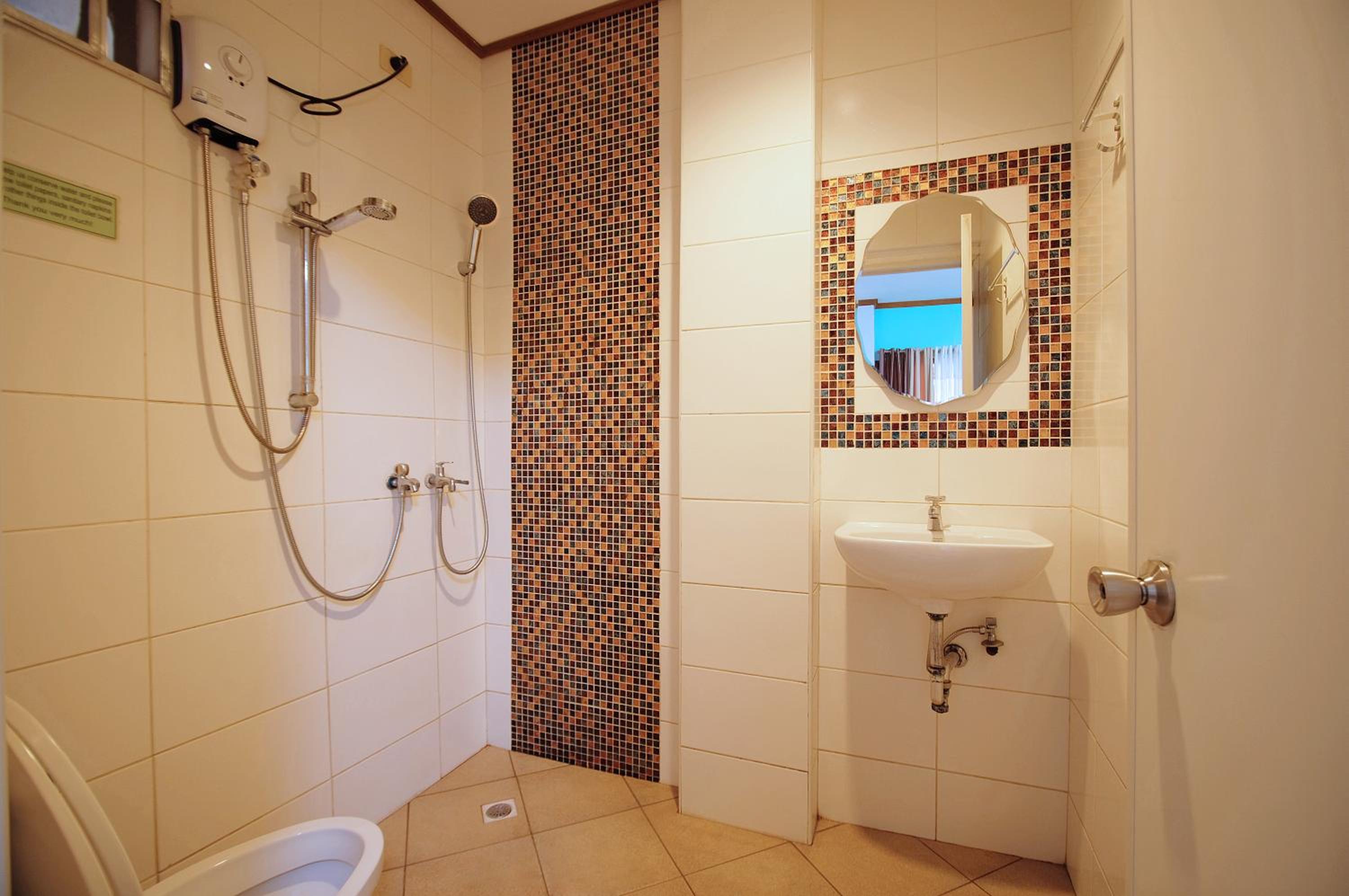 Quadruple Room with Private Bathroom photo 2