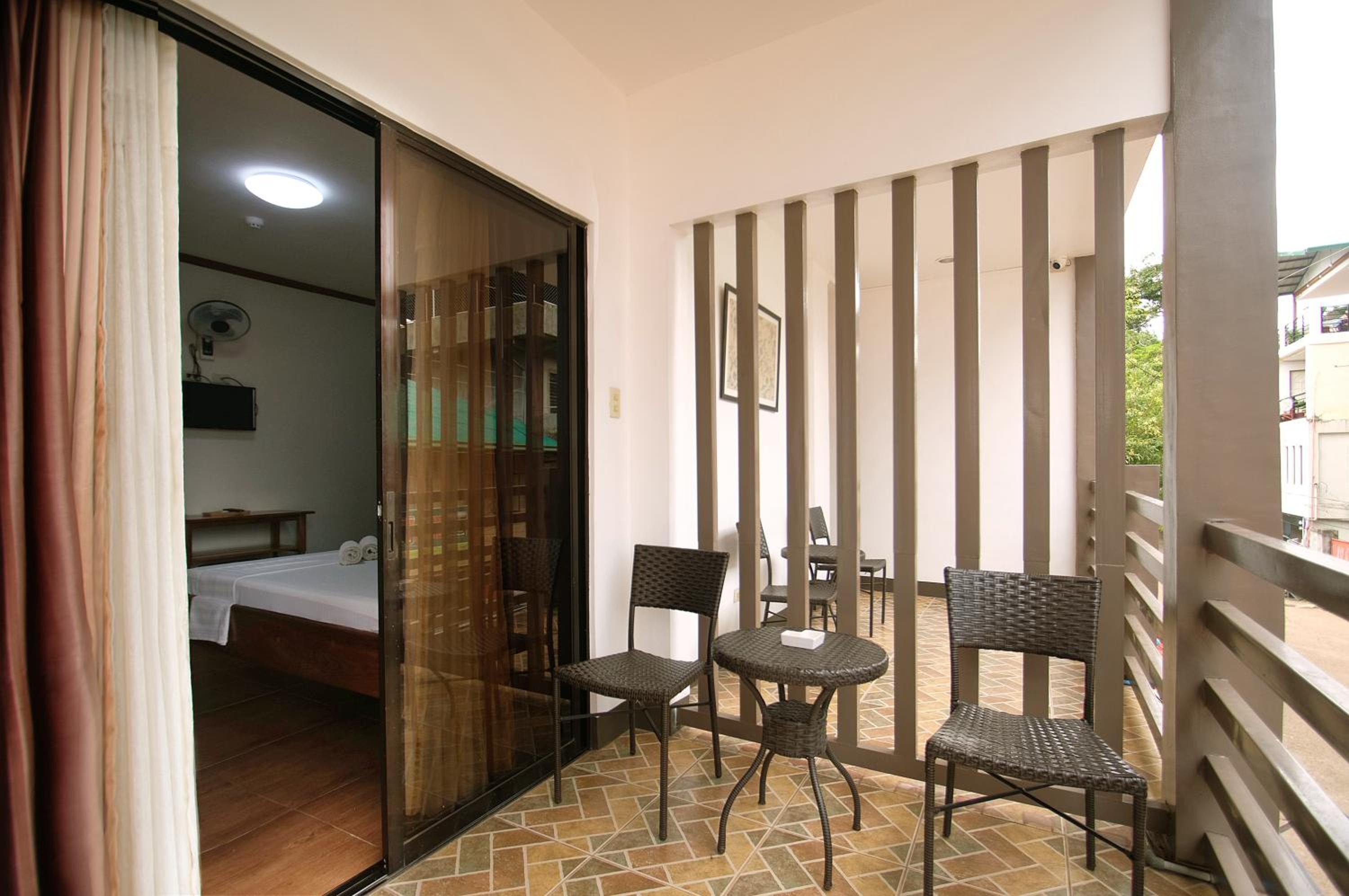 Quadruple Room with Private Bathroom photo 3