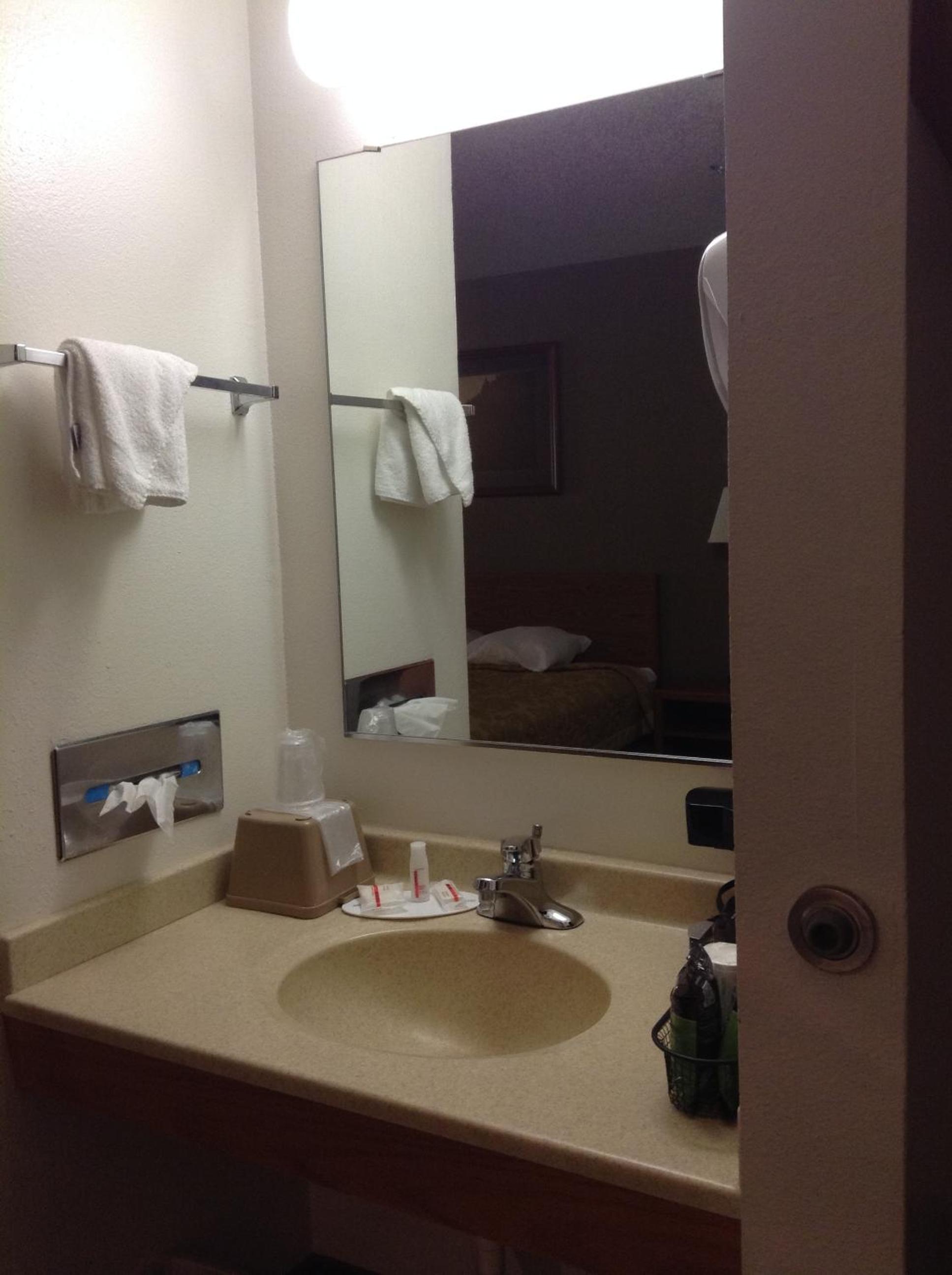 Queen Room - Non-Smoking - Photo 7
