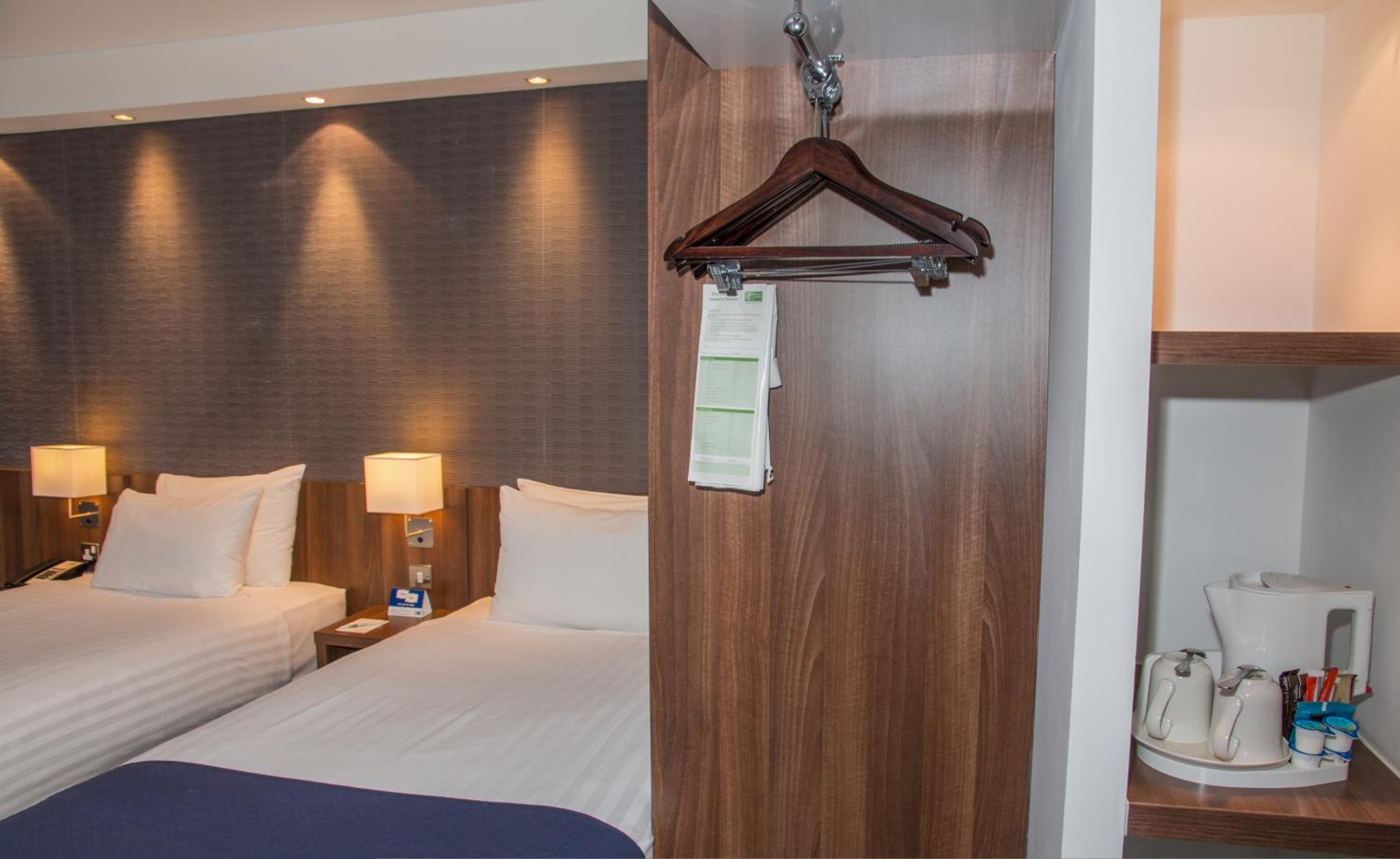 Standard Twin Room with Free Hot Breakfast - Photo 7