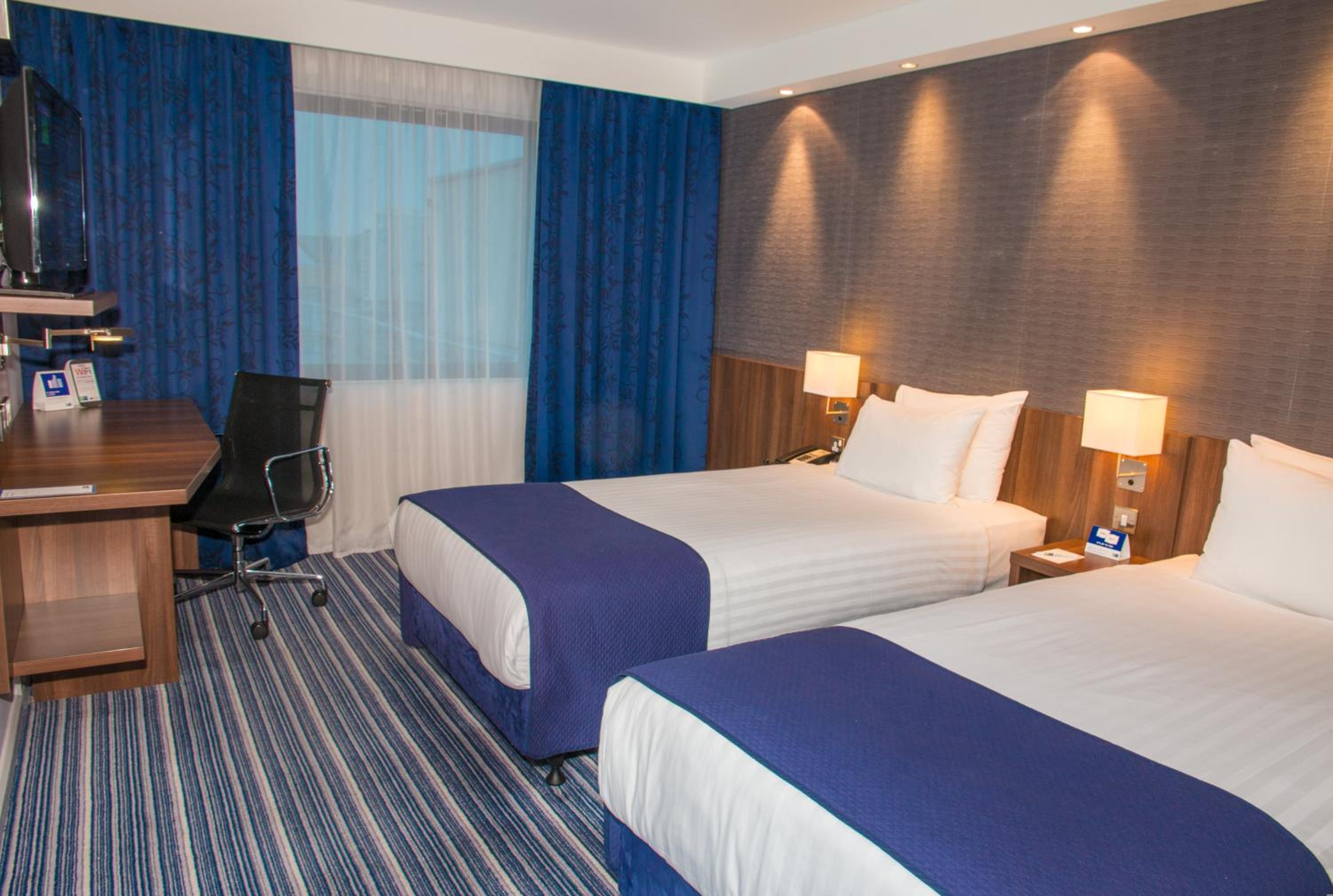 Standard Twin Room with Free Hot Breakfast - Photo 9
