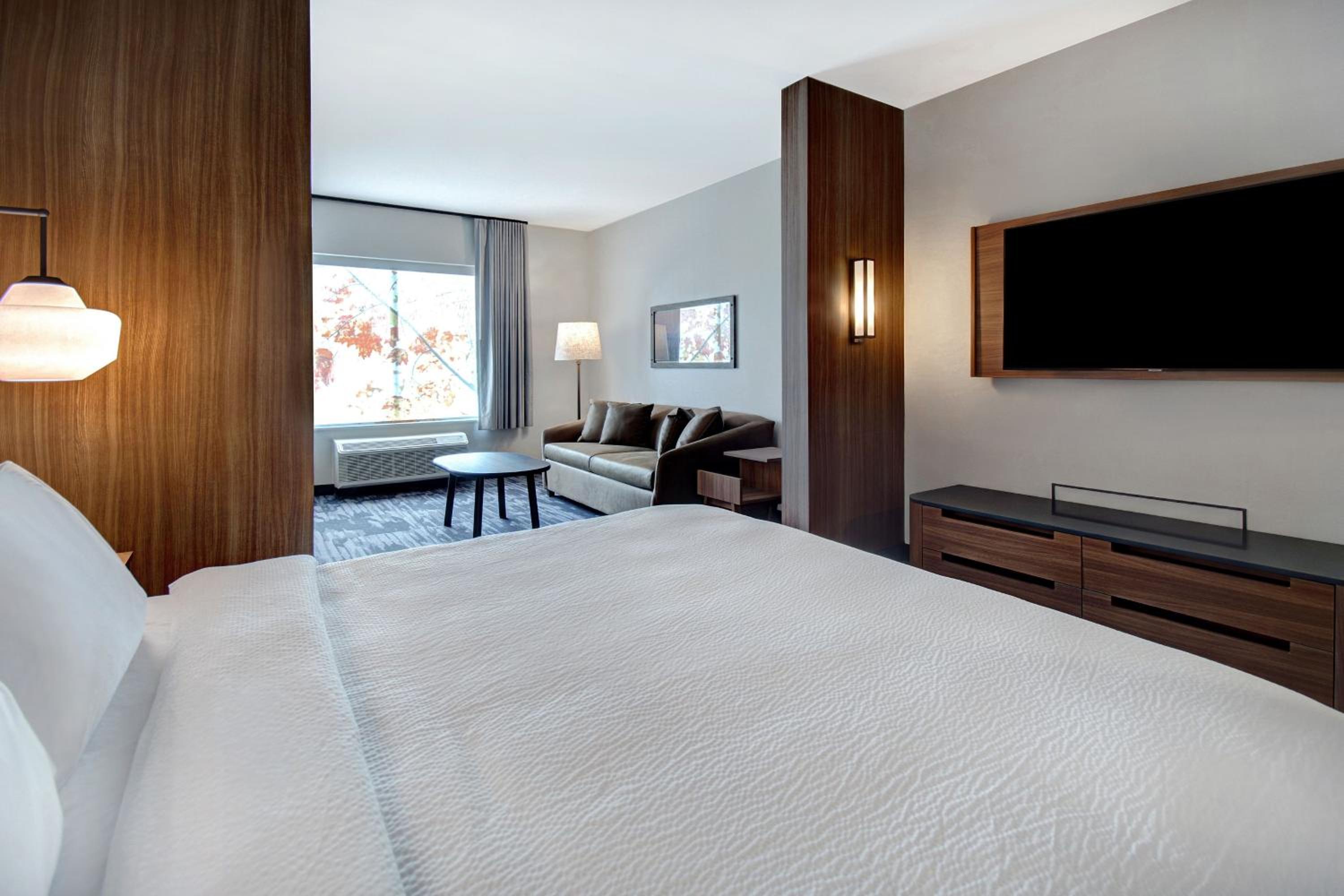 Studio with Two Queen Beds and Sofa Bed - Photo 4