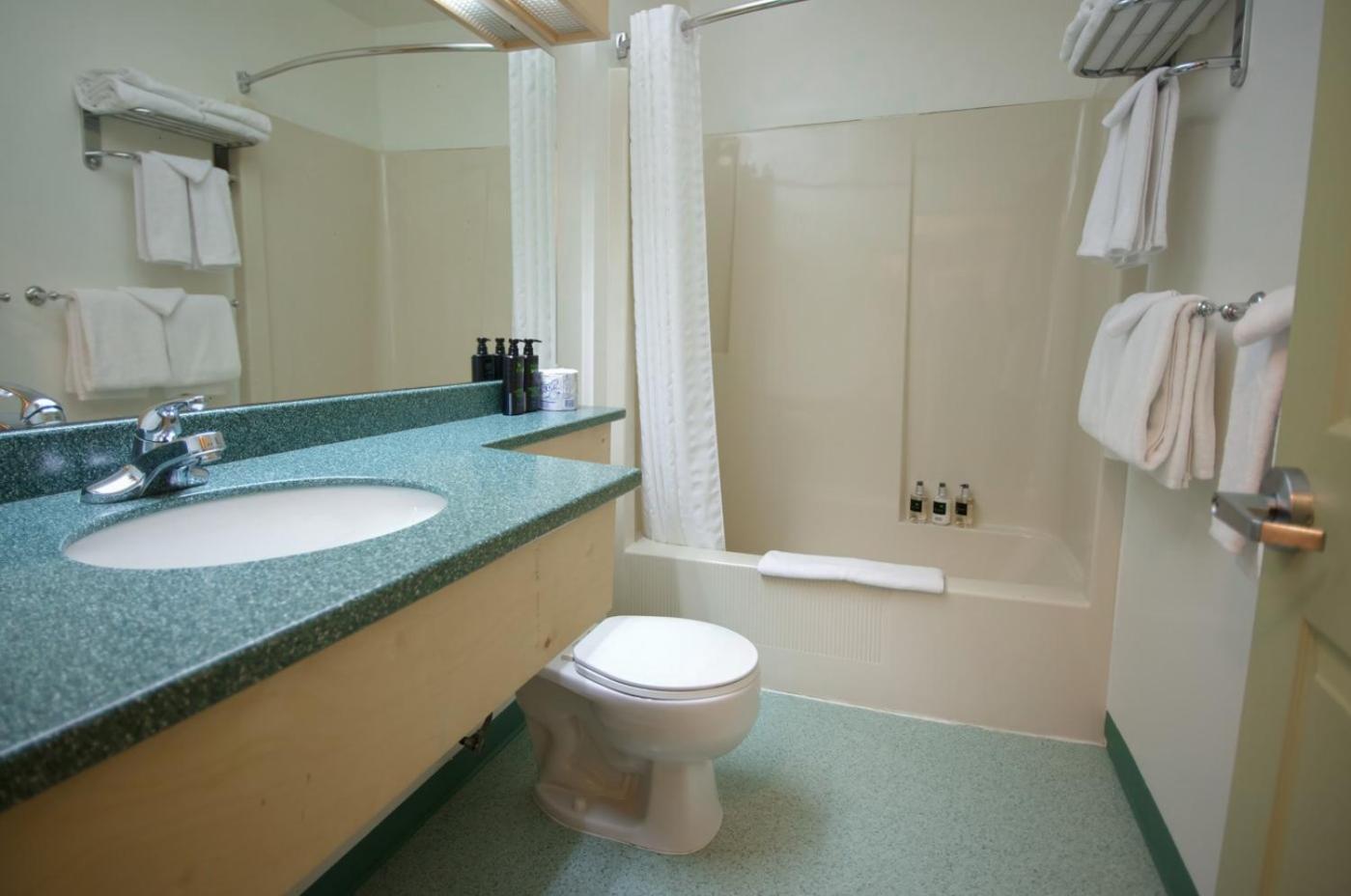 Standard Queen Room with Two Queen Beds photo 3