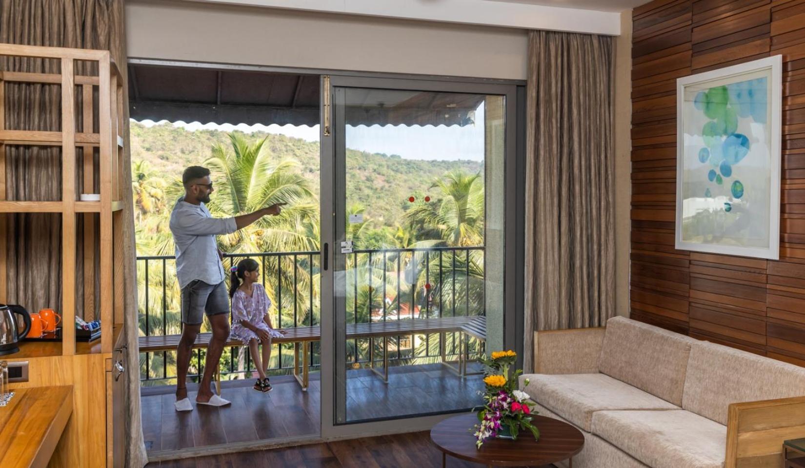 Luxury King Room – INR 500 Credit on SPA per stay – Happy Hours 1+1 (5pm to 7pm) – 15% Discount on Food & Beverages – 10% Discount on One way Local transfers