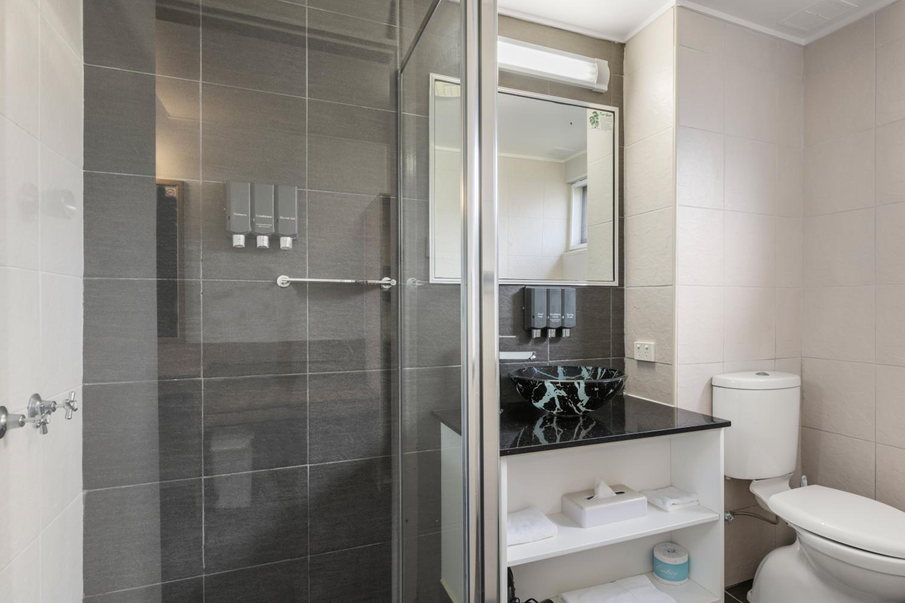 Deluxe Queen Room - Not Pet Friendly - Photo 6
