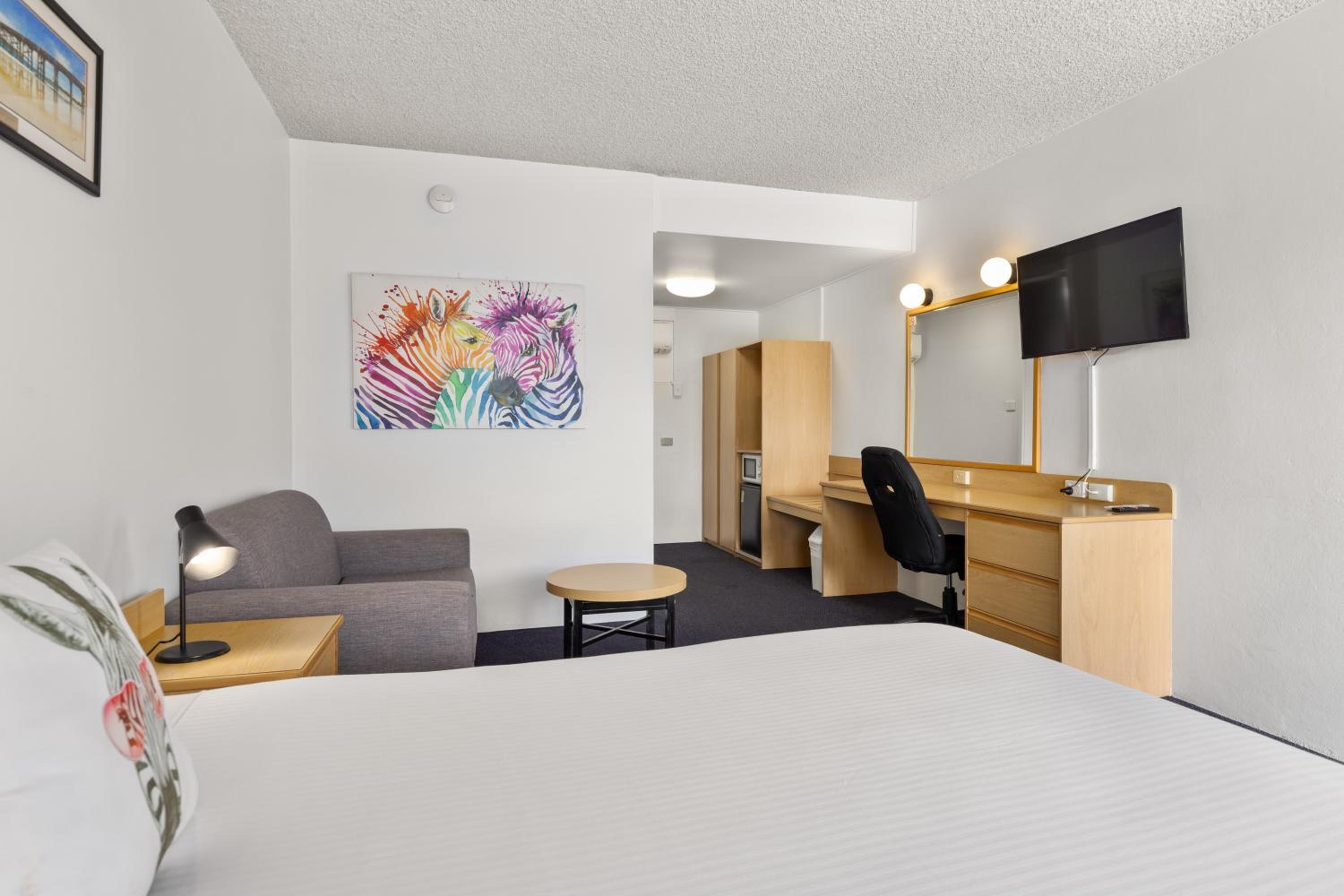 Deluxe Queen Room - Not Pet Friendly - Photo 1