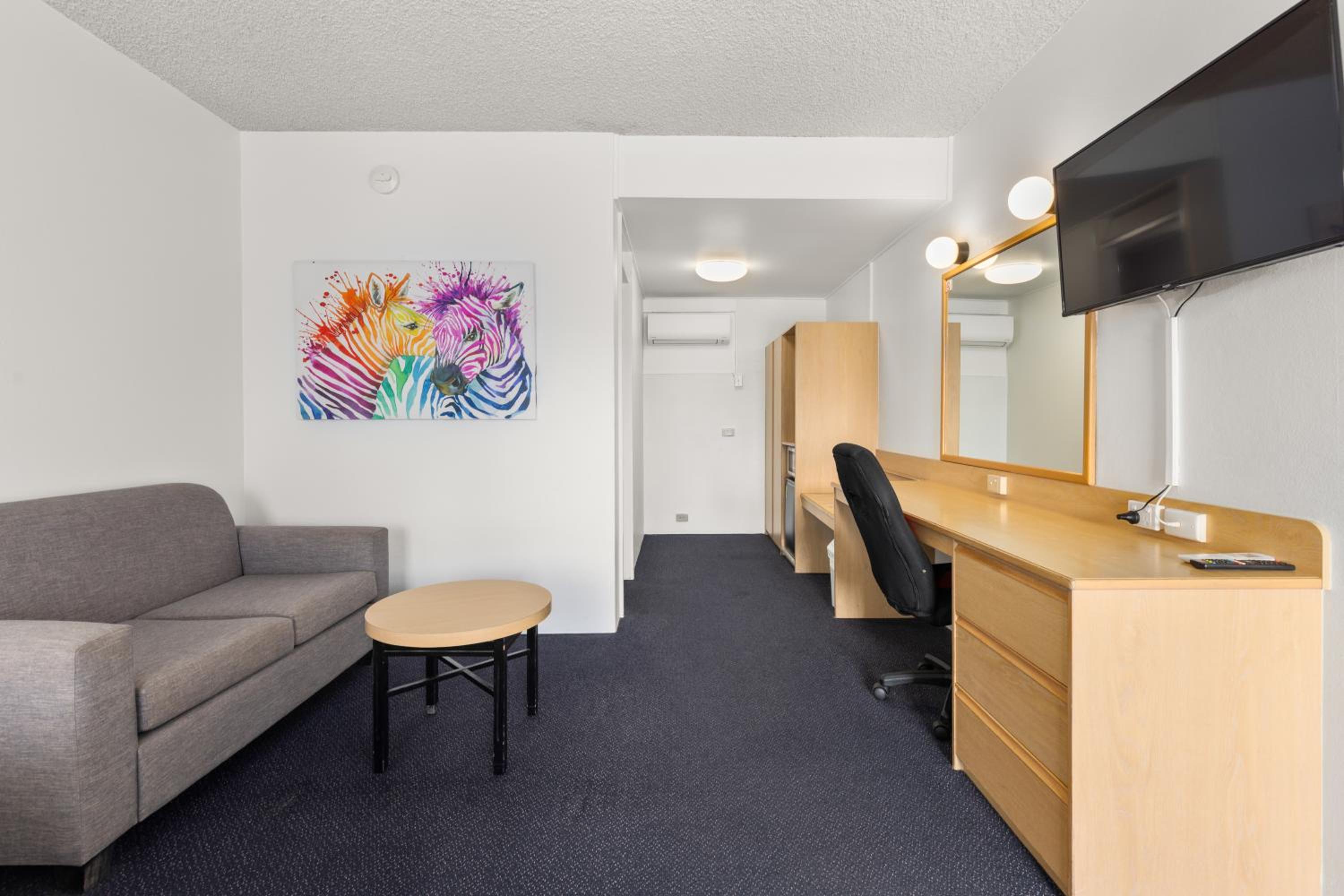 Deluxe Queen Room - Not Pet Friendly - Photo 2