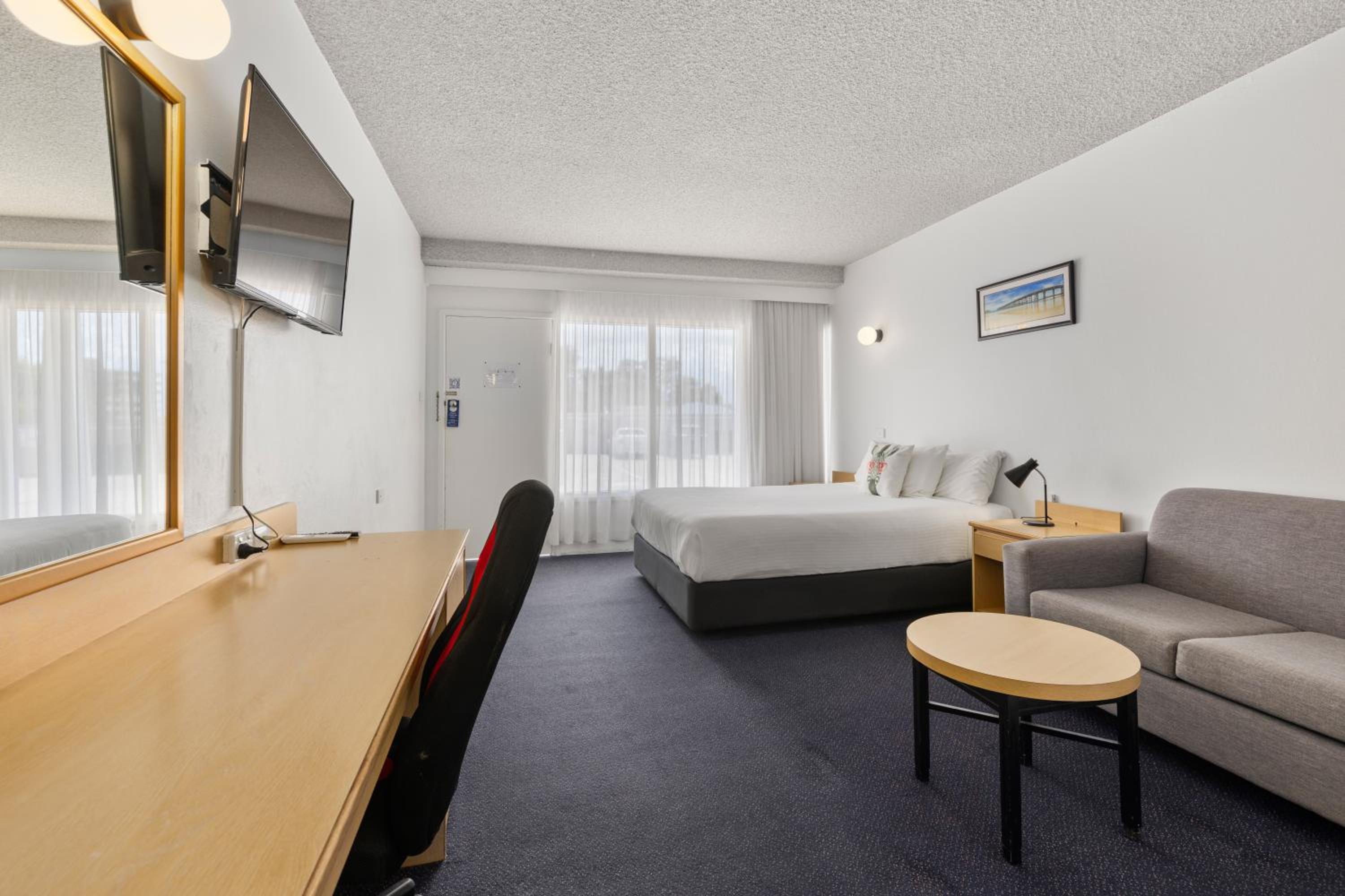 Deluxe Queen Room - Not Pet Friendly - Photo 4