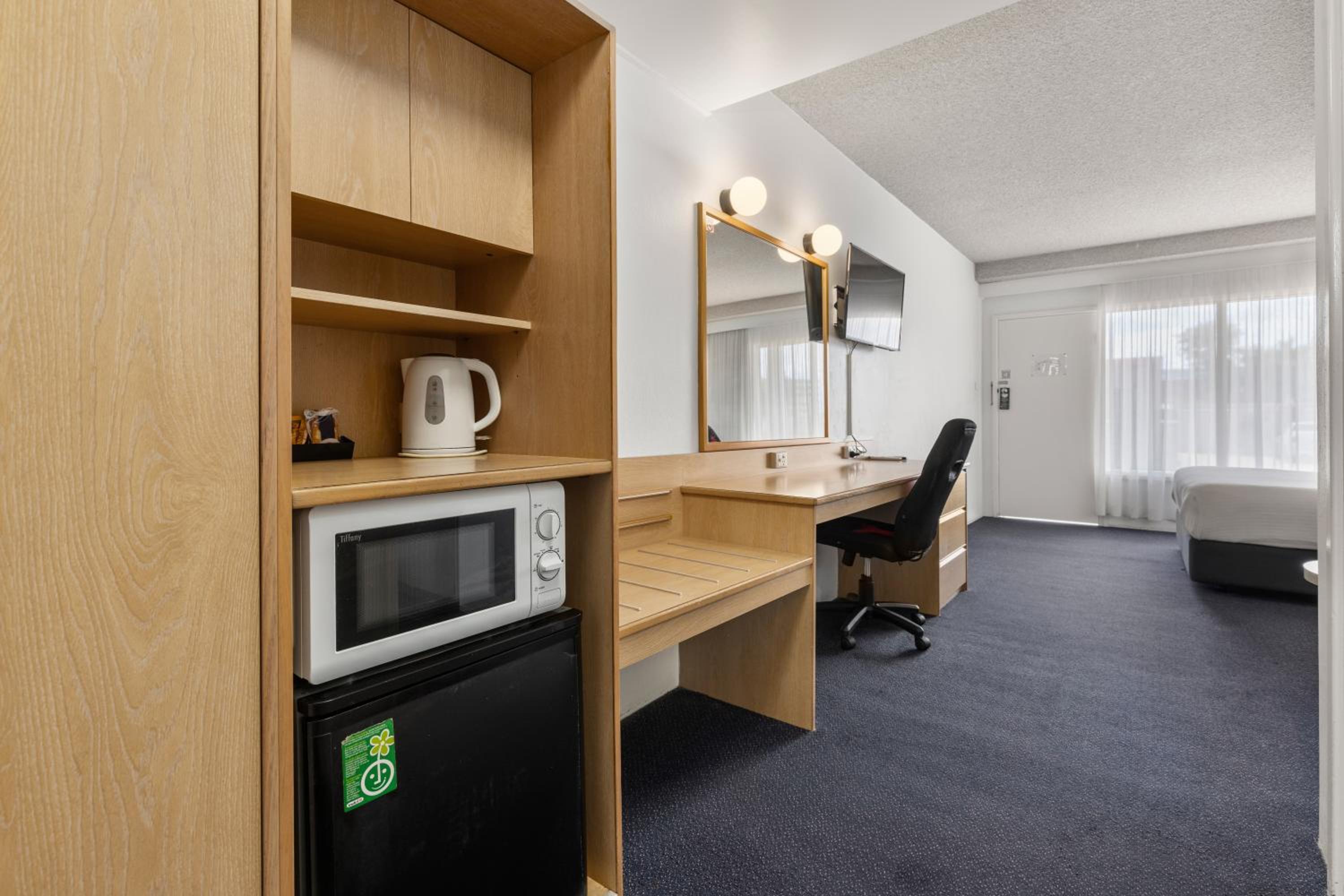 Deluxe Queen Room - Not Pet Friendly - Photo 5