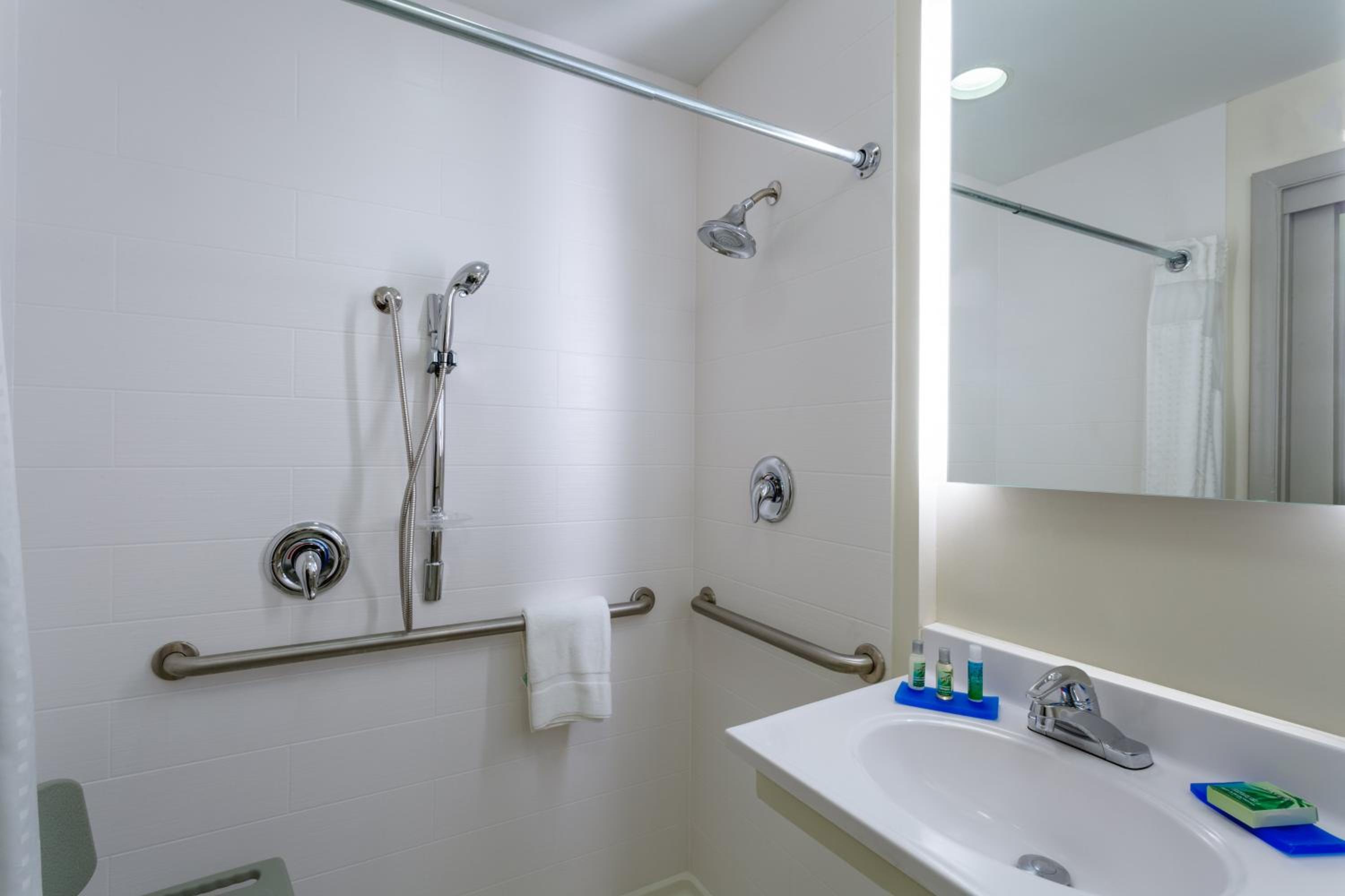 King Room - Mobility Access/Hearing Accessible - Photo 2
