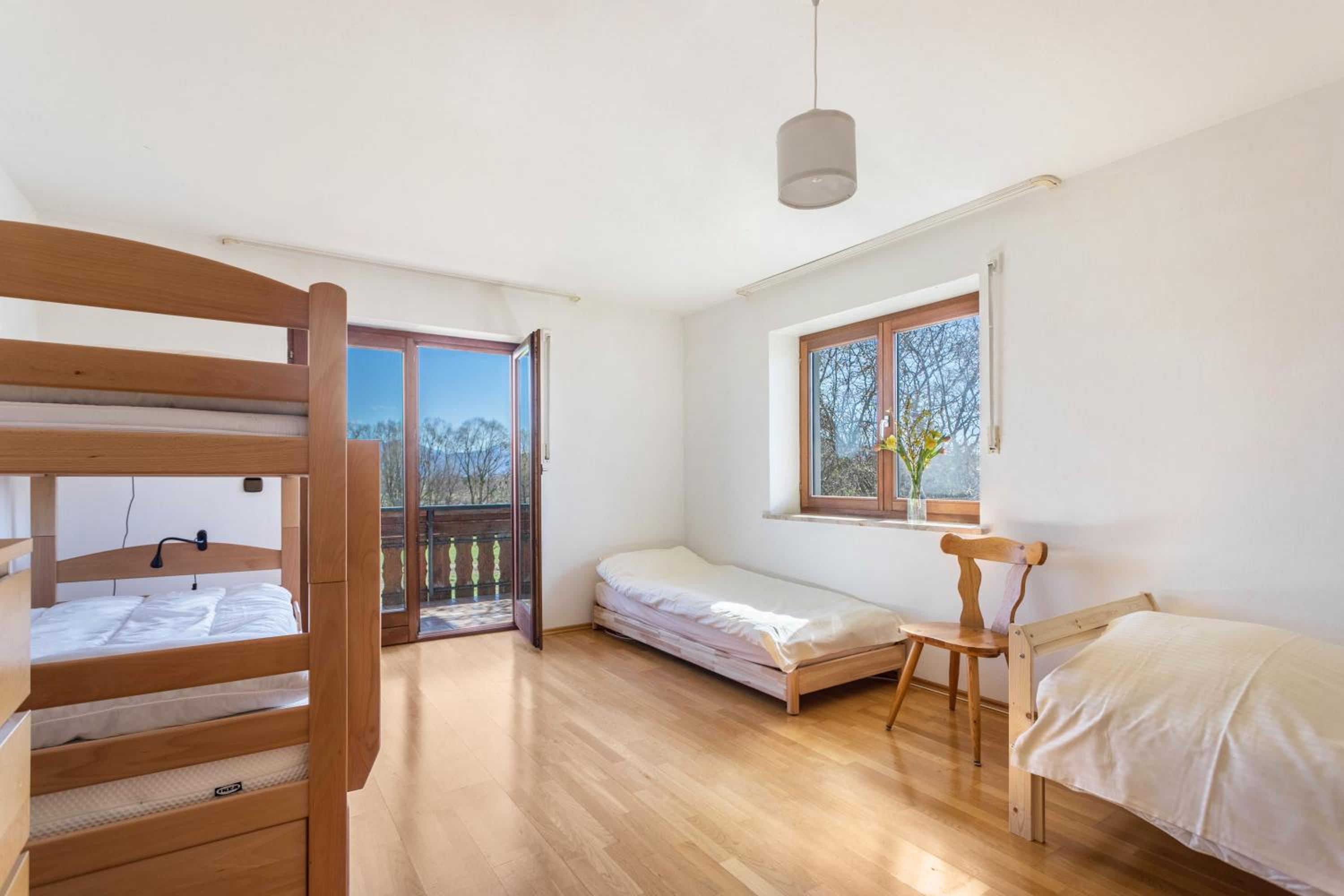 Seven-Bedroom House photo 3