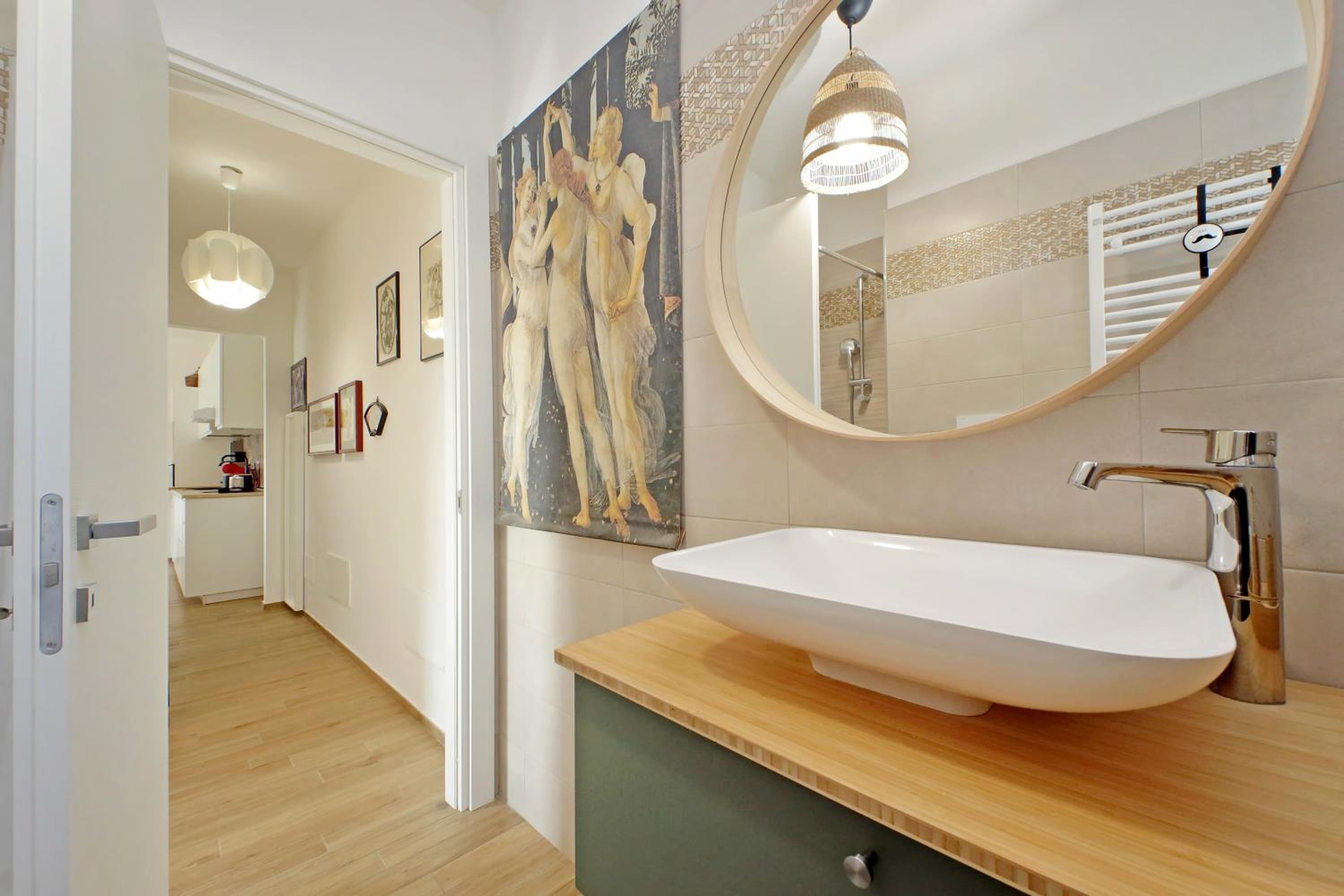 One-Bedroom Apartment photo 2