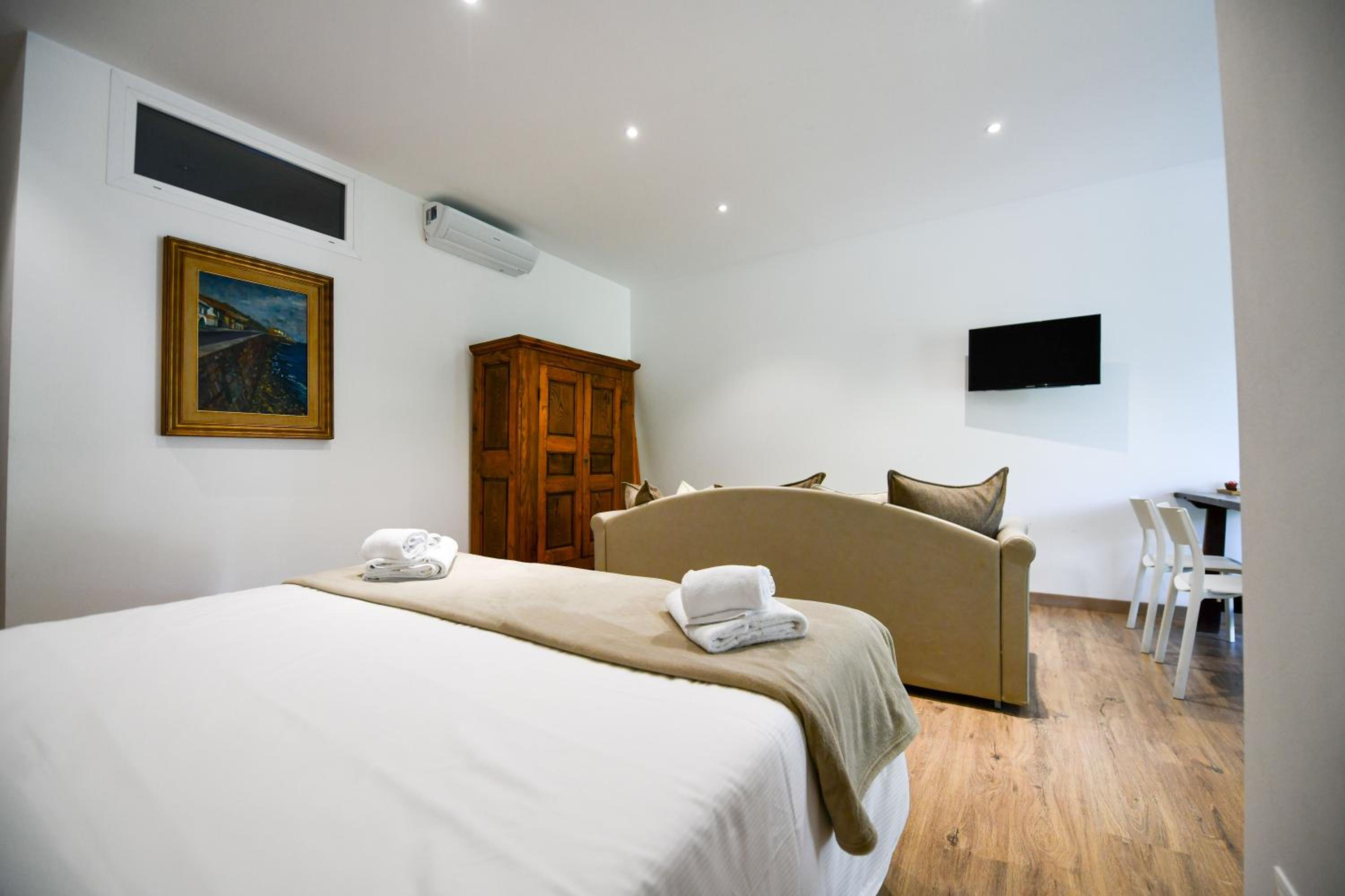 Studio Apartment photo 3