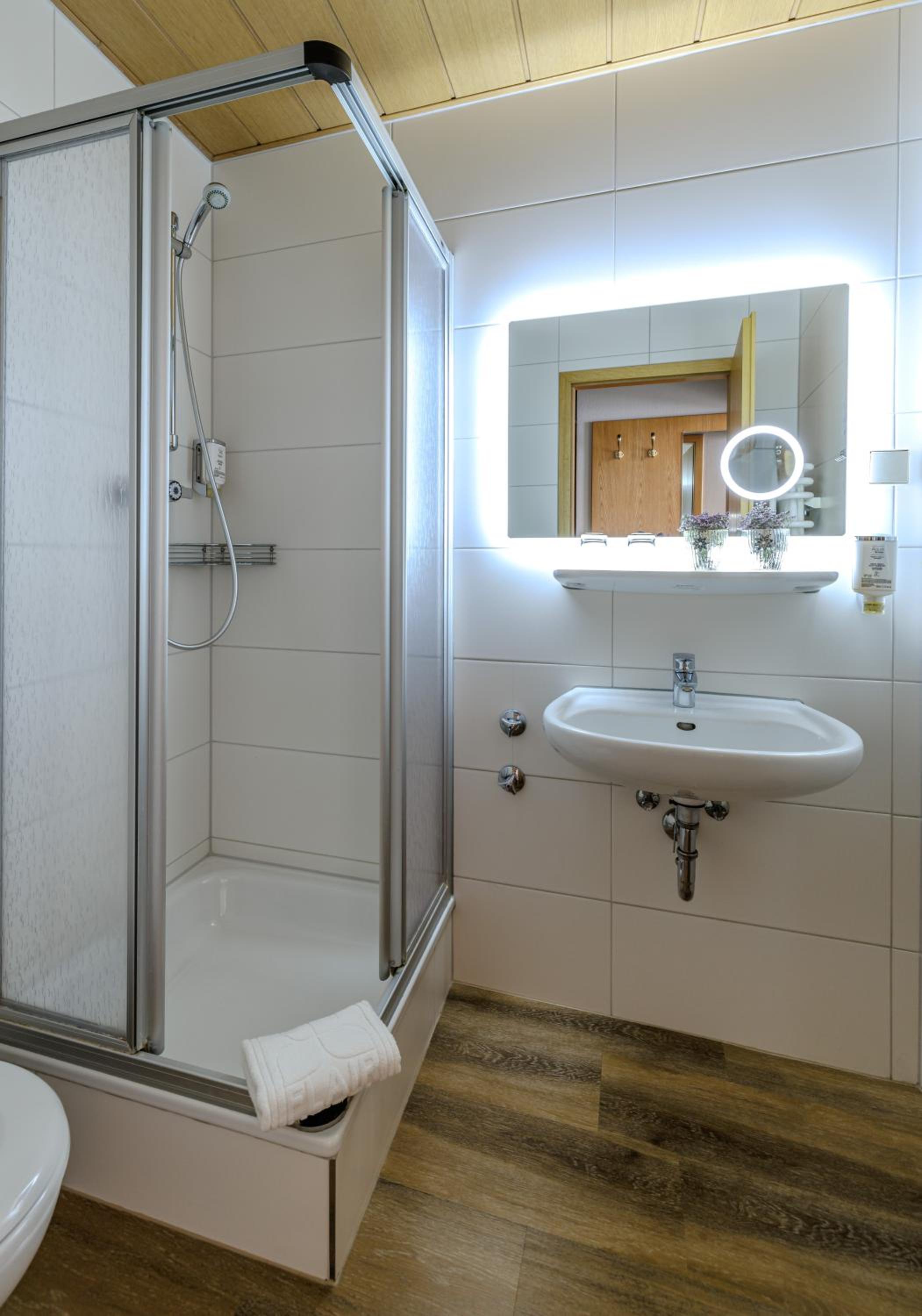 Standard Twin Room - Photo 3
