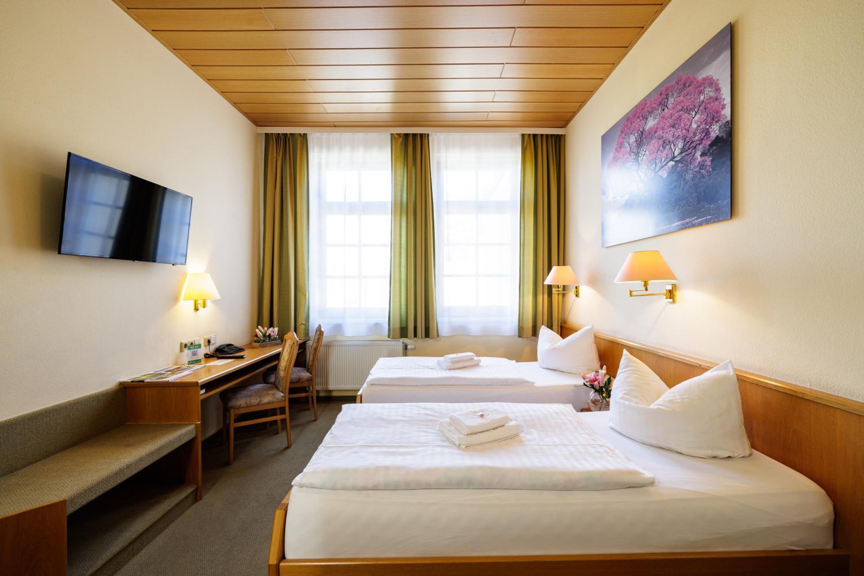 Standard Twin Room - Photo 4
