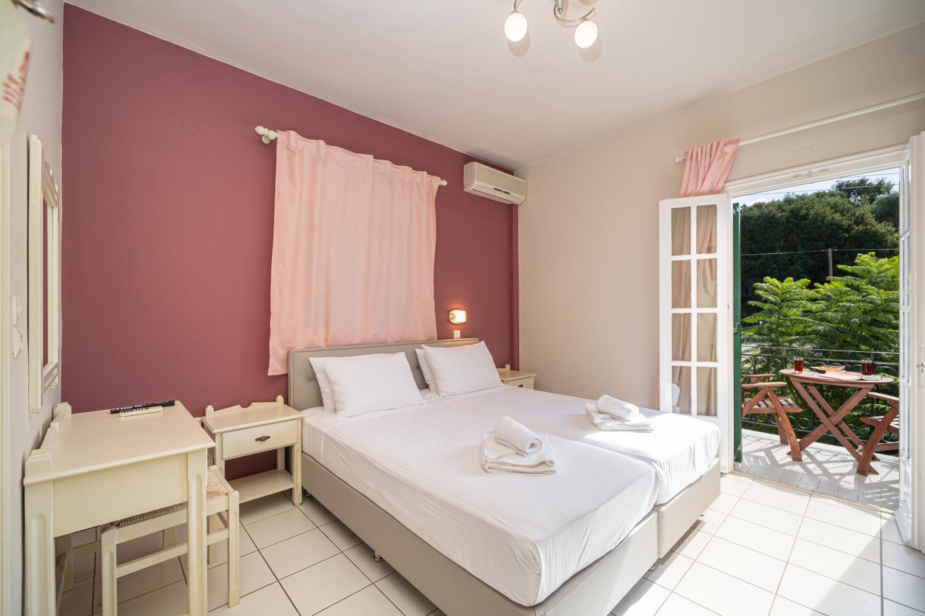 King Room with Garden View photo 3