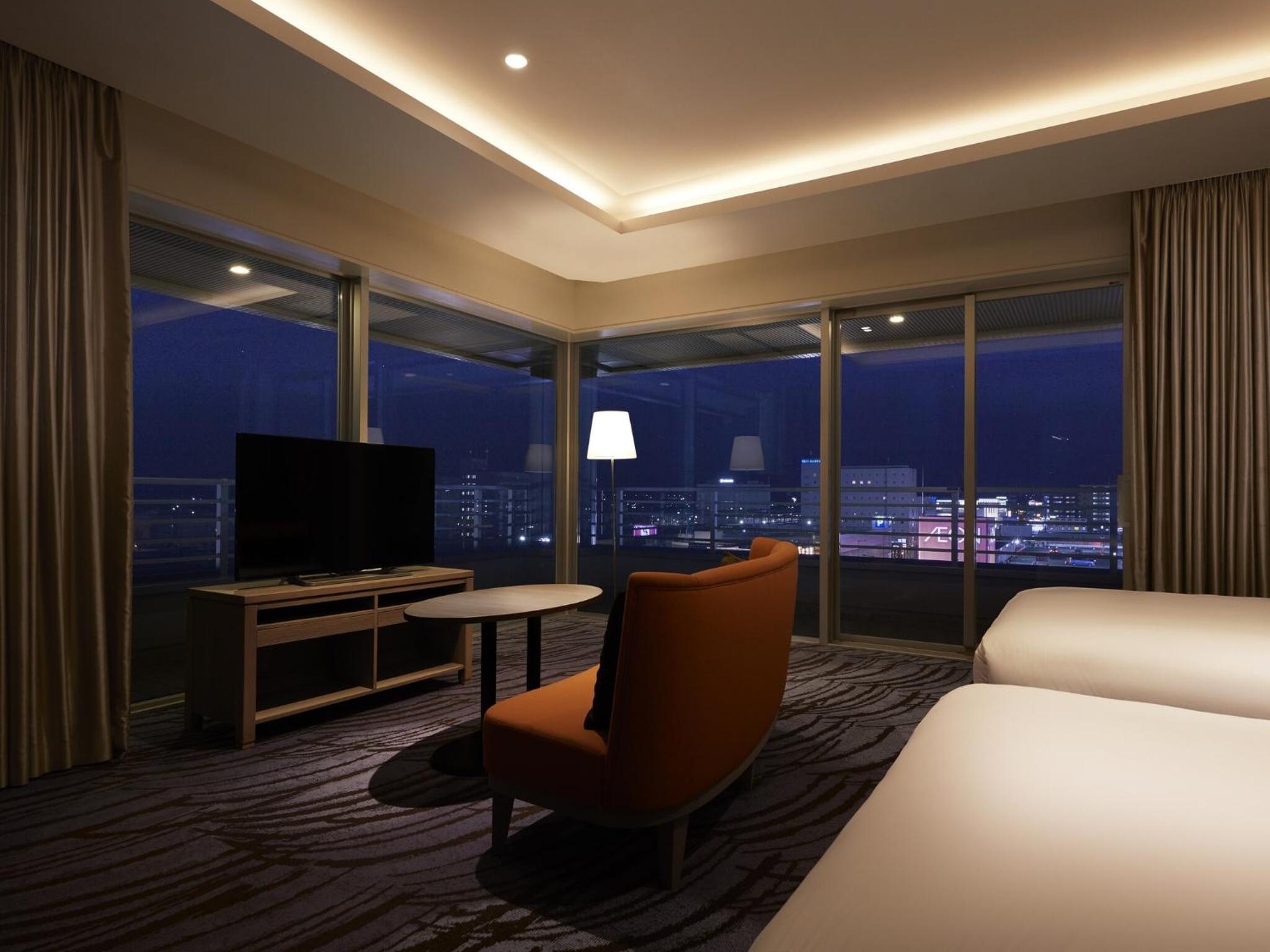 Junior Suite with Two Double Beds and Balcony - Photo 5