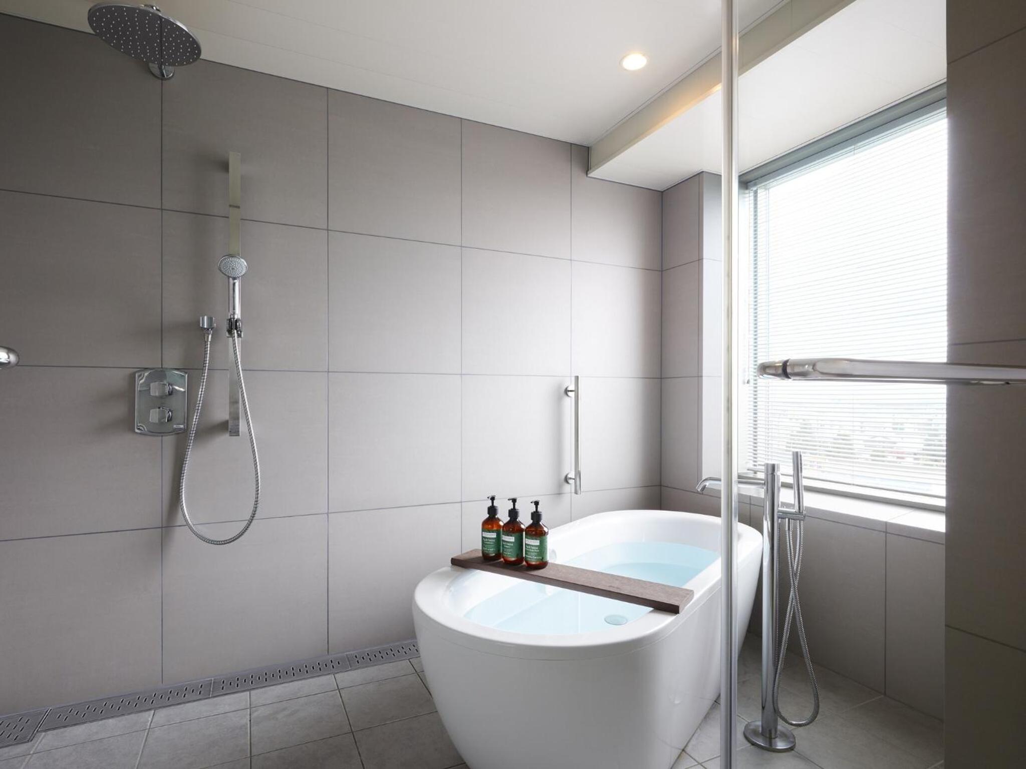Junior Suite with Two Double Beds and Balcony - Photo 4